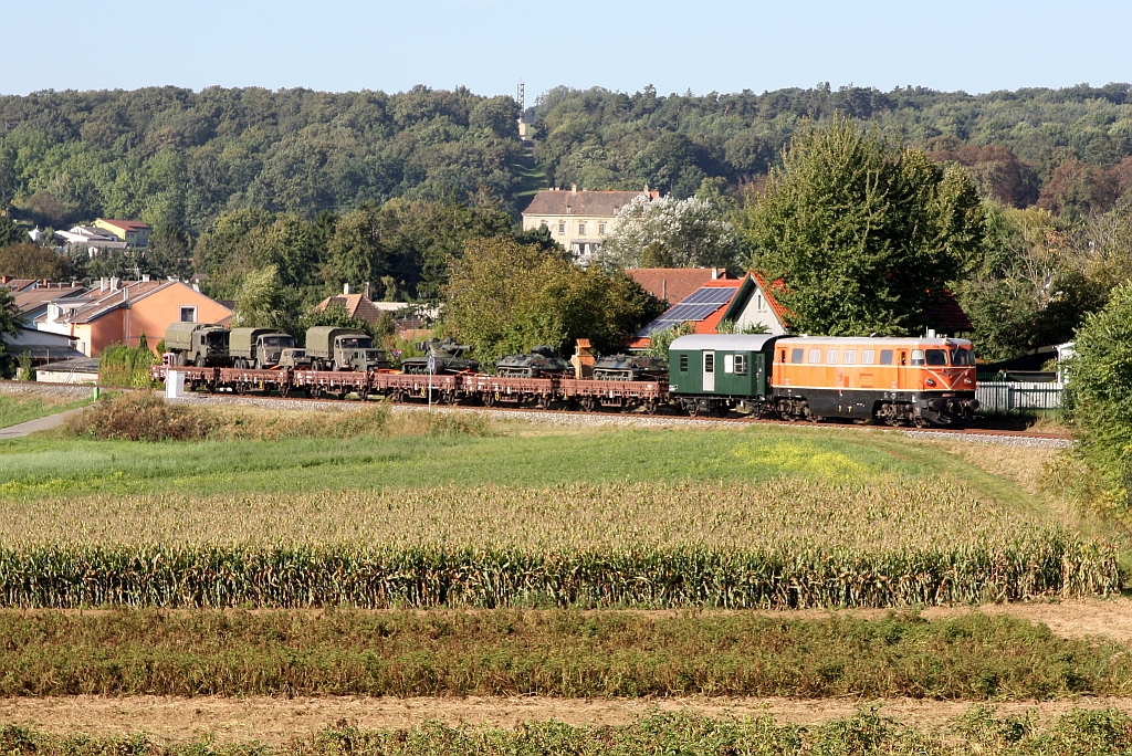 A-RBAHN 2050.09 fährt am 20.September 2025 mit dem SGAG 96294 (Korneuburg - Ernstbrunn) durch die Haltestelle Karnabrunn.