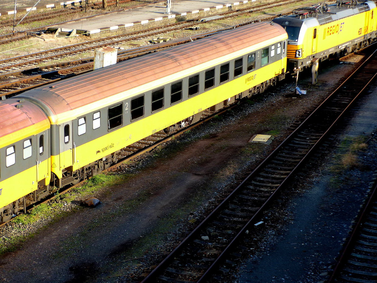 A-RJ 51 81 59-70 042-7 Bcmz am 07.06.2019 in Praha-Smichov.