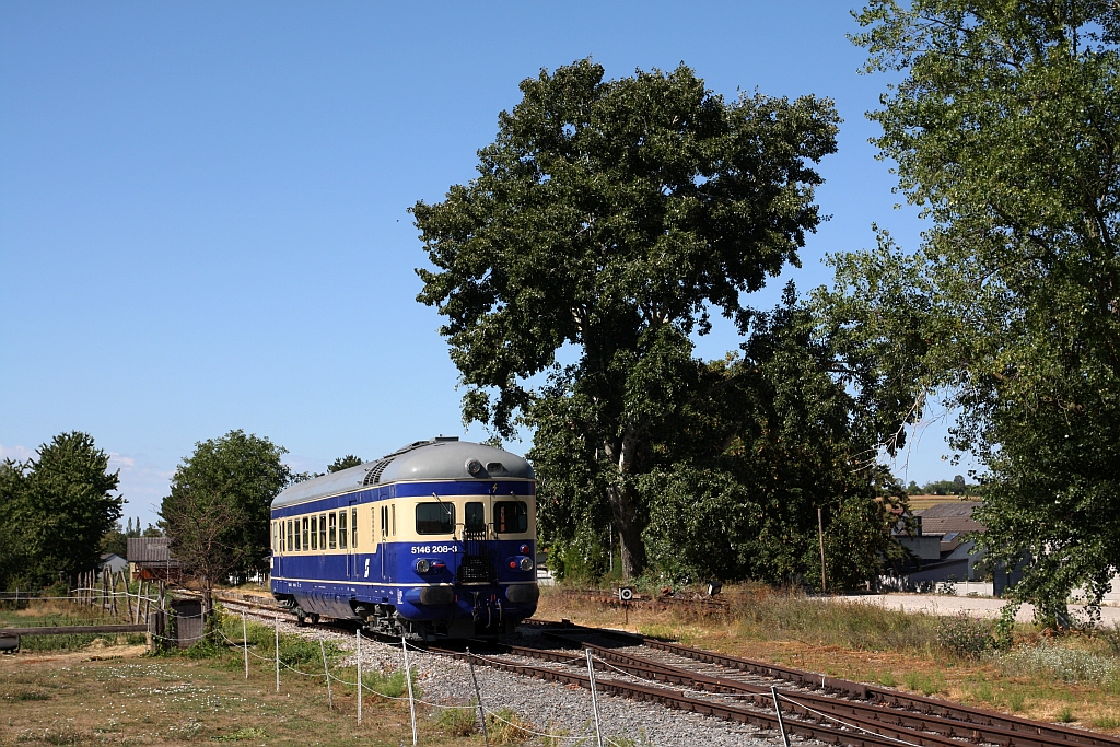 A-SALM 5146 208-3 am 23.August 2026 w�hrend des zweit�gigem Fotospezial  Dieselnostalgie im Weinviertel  in der Haltestelle Bullendorf.