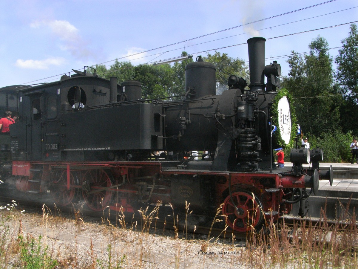 A Sibzga! Lok 70 083 zieht den Jubiläumszug zum dem 135 jährigen Bestehen der Strecke Prien - Aschau am 14. 06.2013 um 12:50 Uhr. Aufgenommen im Bahnhof Prien bei herrlichem Wetter.