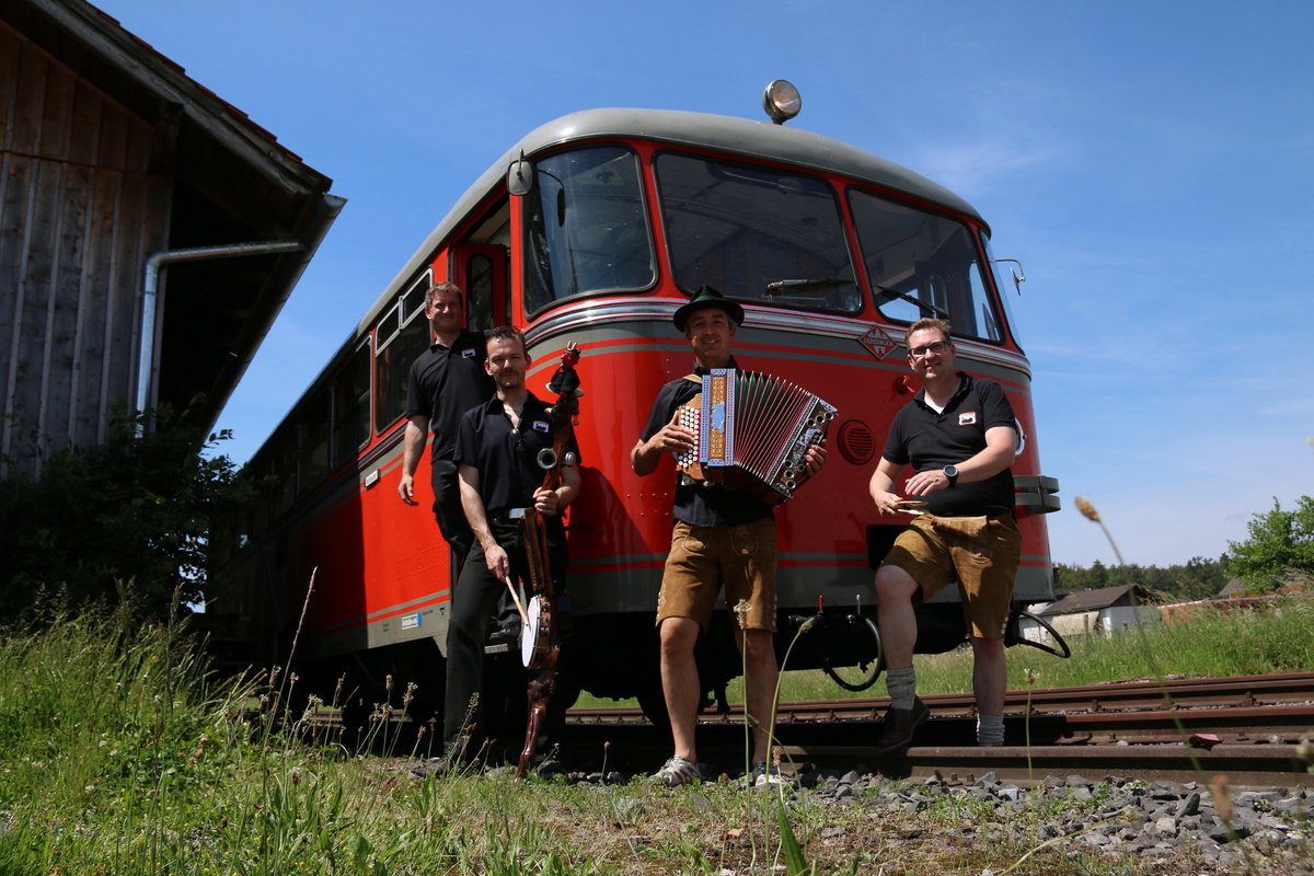 A Urige Musi an guaten Schmee und des Wetter woar a schee,... 

Auf der Sulmtalbahn zu reisen war auch wohl anno dazumal ein Gedicht ,... 

..m vergangenen Freitag , dem 27.05.2016 , war der legendäre Rote Blitz wieder auf den alten Schienen unterwegs. 
Für etwas Musikalische Unterhaltung sorgte man natürlich auch ....