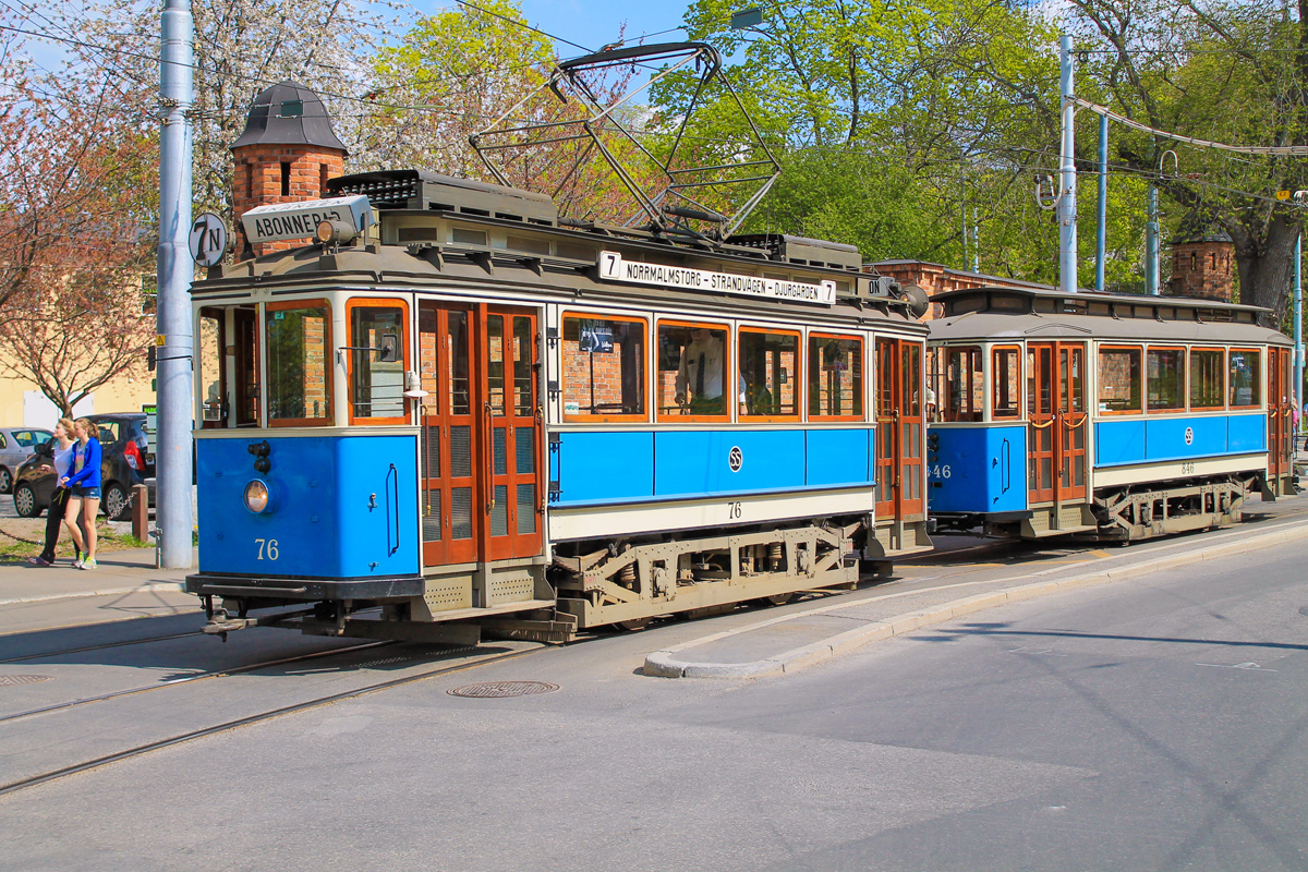 A1 #76 mit B19 #846 der Linie 7N, Alkärret, Stockholm am 12.05.2013