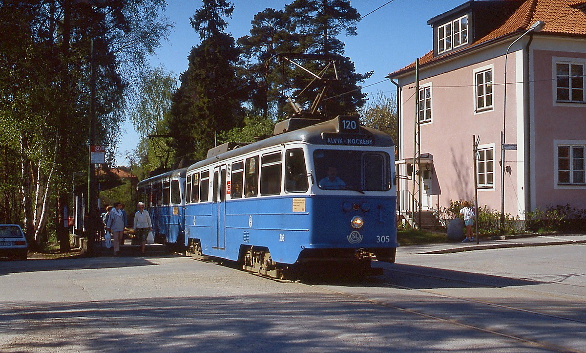 A24 305 und 304 der Nockebybanan verlassen im Mai 1988 die Station Smedslatten