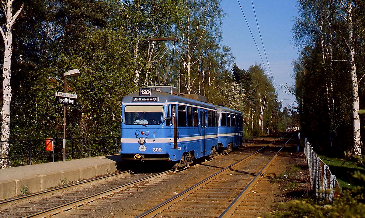 A24 309 mit Steuerwagen B24 der Nockebybanan trifft im Mai 1988 in der Station Nockeby torg ein