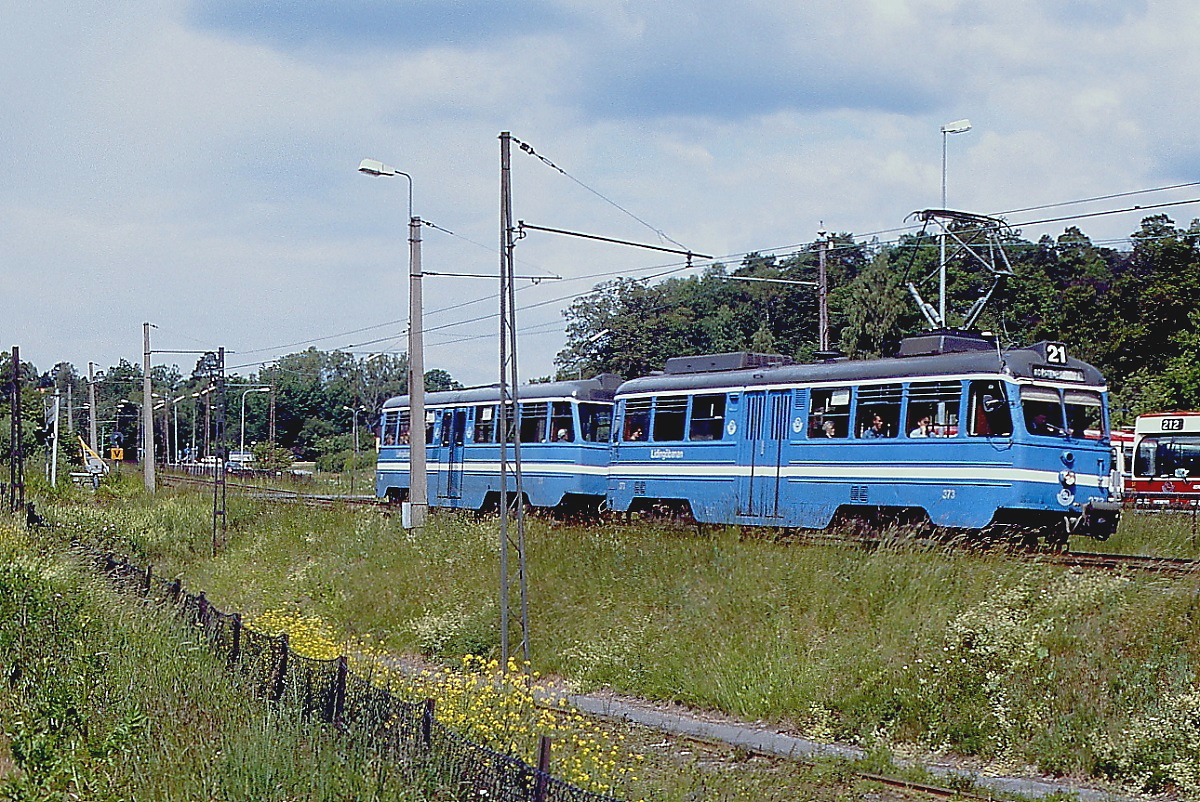 A24 373 mit Steuerwagen B24 der Lidingöbanan im Juni 1990 in Aga. Die Lidingöbanan verbindet die Insel Lidingö mit der Station Ropsten der Stockholmer U-Bahn.