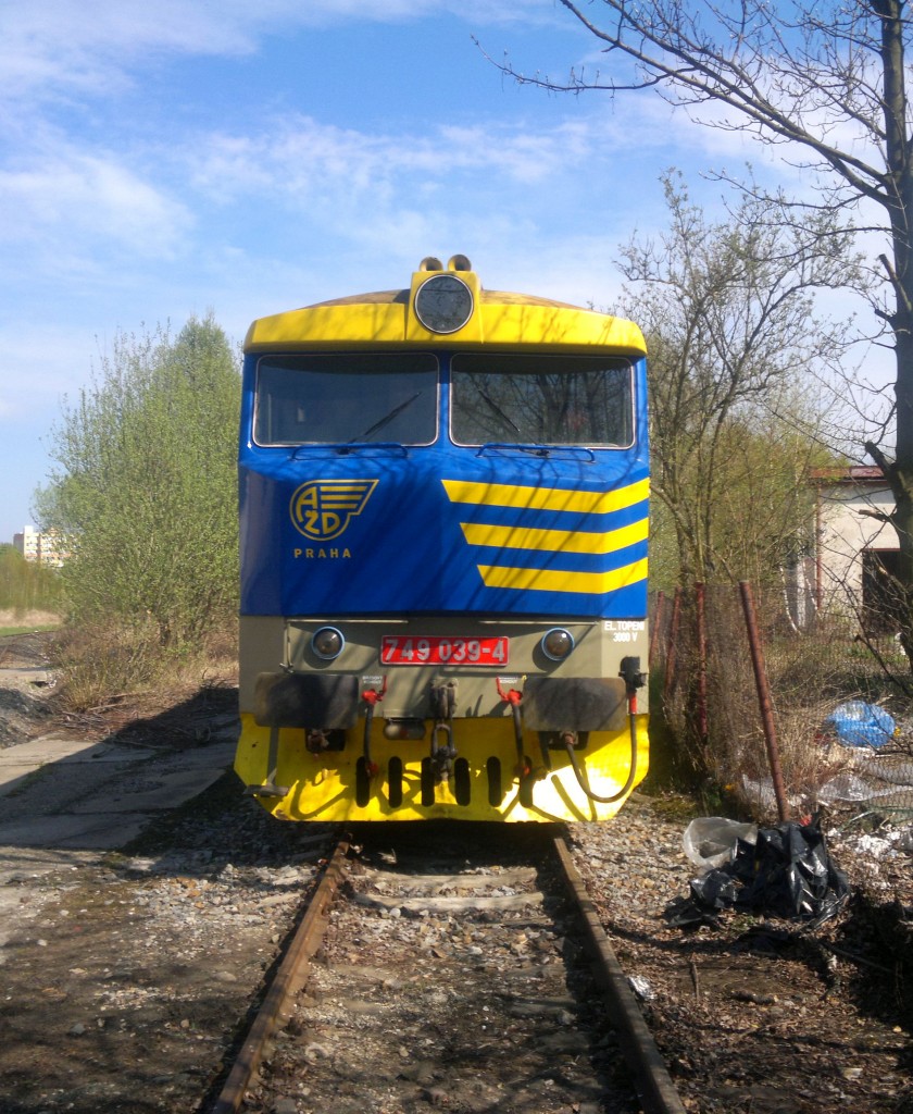 AŽD 749 039-4 am 22.4.2015 in Kladno Lok-Werkstatt KDS. Abstellgleis.