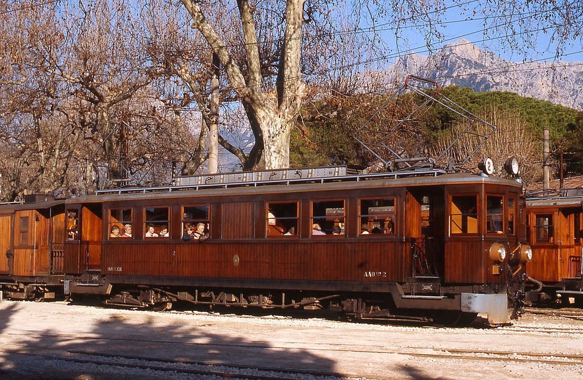 AAB 2 der Ferrocarril de Palma de Mallorca a Soller im Februar 1996 im Bahnhof Soller