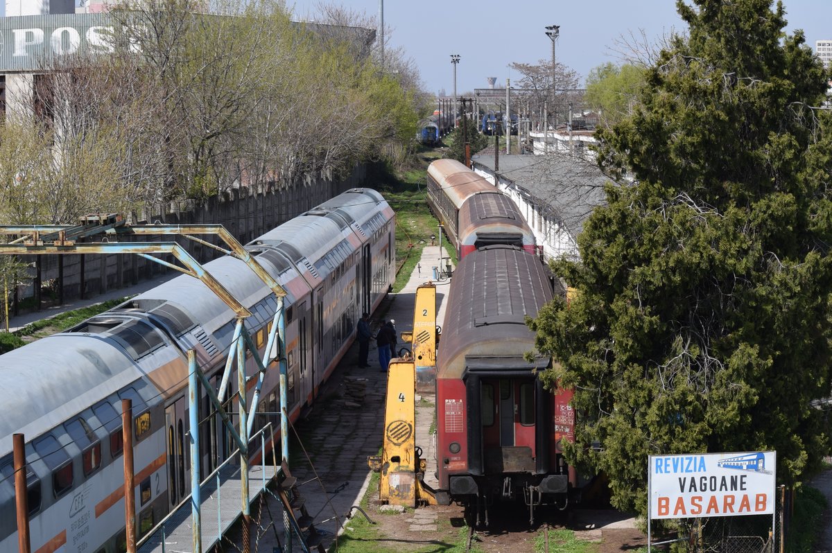 Aabgestellte Personenwagen im Bukarester Nordbahnhof am 30.03.2016