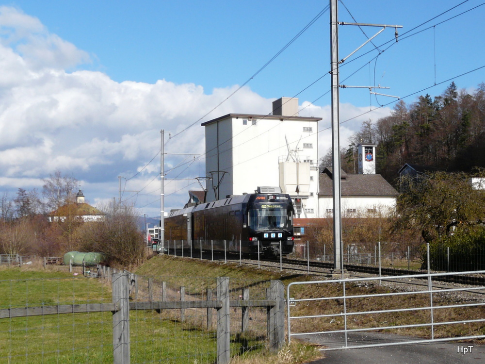 AAR - Nachschuss eines Schwarzen Werbetriebwagen ABe 4/8 unterwegs bei Muhen am 22.02.2014