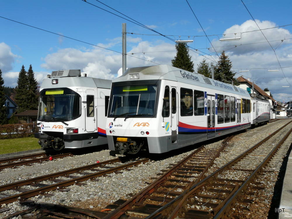 AAR - Triebwagen ABe 4/8 32 und im vordergrund der Steuerwagen ABt 51 mit Be 4/4 23 im Bahnhof Schöftland am 22.02.2014