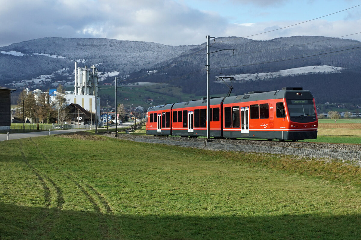Aare Seeland Mobil (ASm).
Regionalzug Solothurn-Langenthal mit STAR Be 4/8 115 bei Niederbipp am 5. Januar 2022.
Foto: Walter Ruetsch
