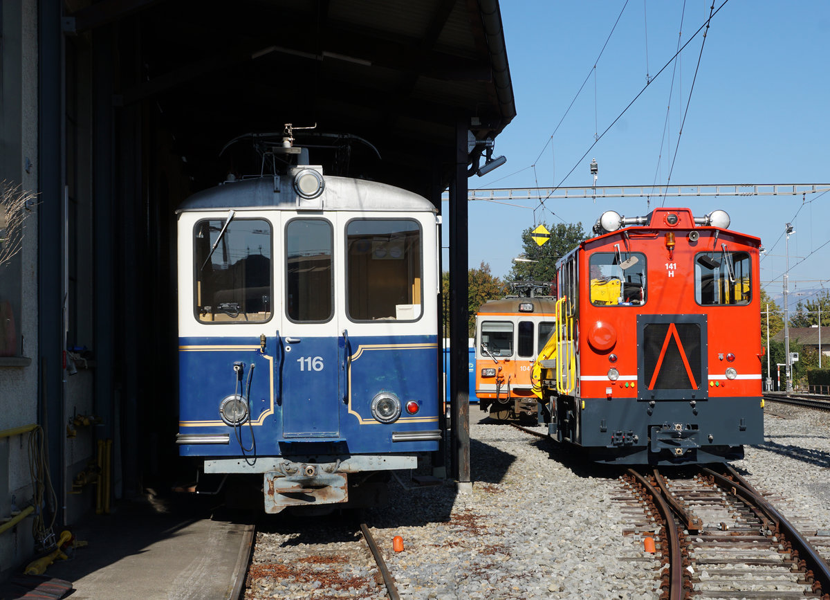 Aare Seeland mobil ASm
Während der Ausführung von Bauarbeiten im Bahnhof Langenthal wurden die in der geschützten Abstellanlage remisierten Fahrzeuge auf andere Standplätze verschoben.
BRe 4/4 116, Tm 141 und Be 4/4 104 neben der Werkstätte Langenthal am 14. Oktober 2018.
Besondere Beachtung gilt dem neuen Anstrich des Tm 141 den auch sein Bruder vom Seeland in Langenthal erhalten hat.
Zum Fotostandort. Bildausschnitt Photoshop ab dem zugänglichen Depotvorplatz Langenthal. 
Foto: Walter Ruetsch