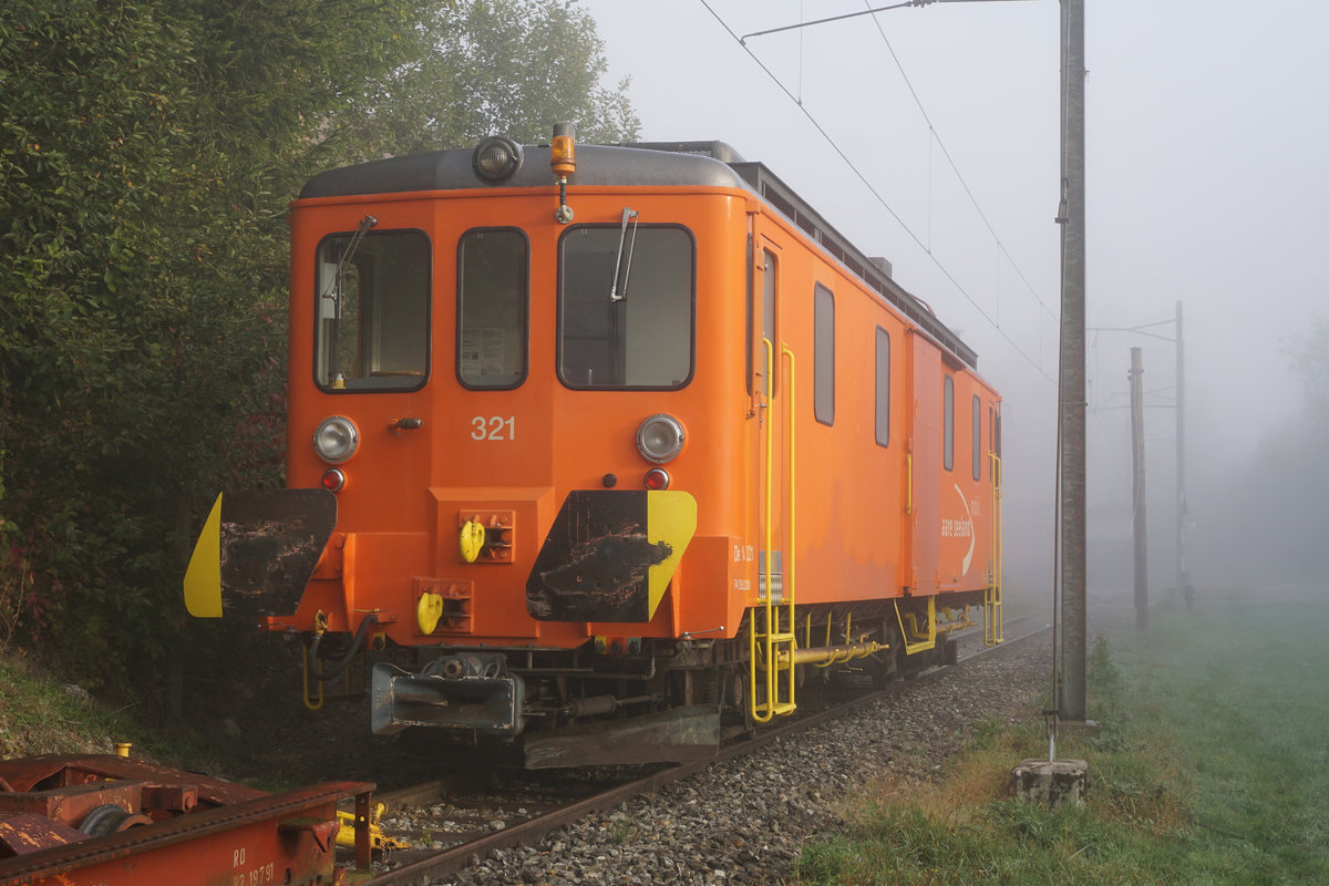 Aare Seeland mobil ASm
Während der Ausführung von Bauarbeiten im Bahnhof Langenthal wurden die in der geschützten Abstellanlage remisierten Fahrzeuge auf andere Standplätze verschoben.
De 4/4 321 in St. Urban Ziegelei am 14. Oktober 2018.
Foto: Walter Ruetsch