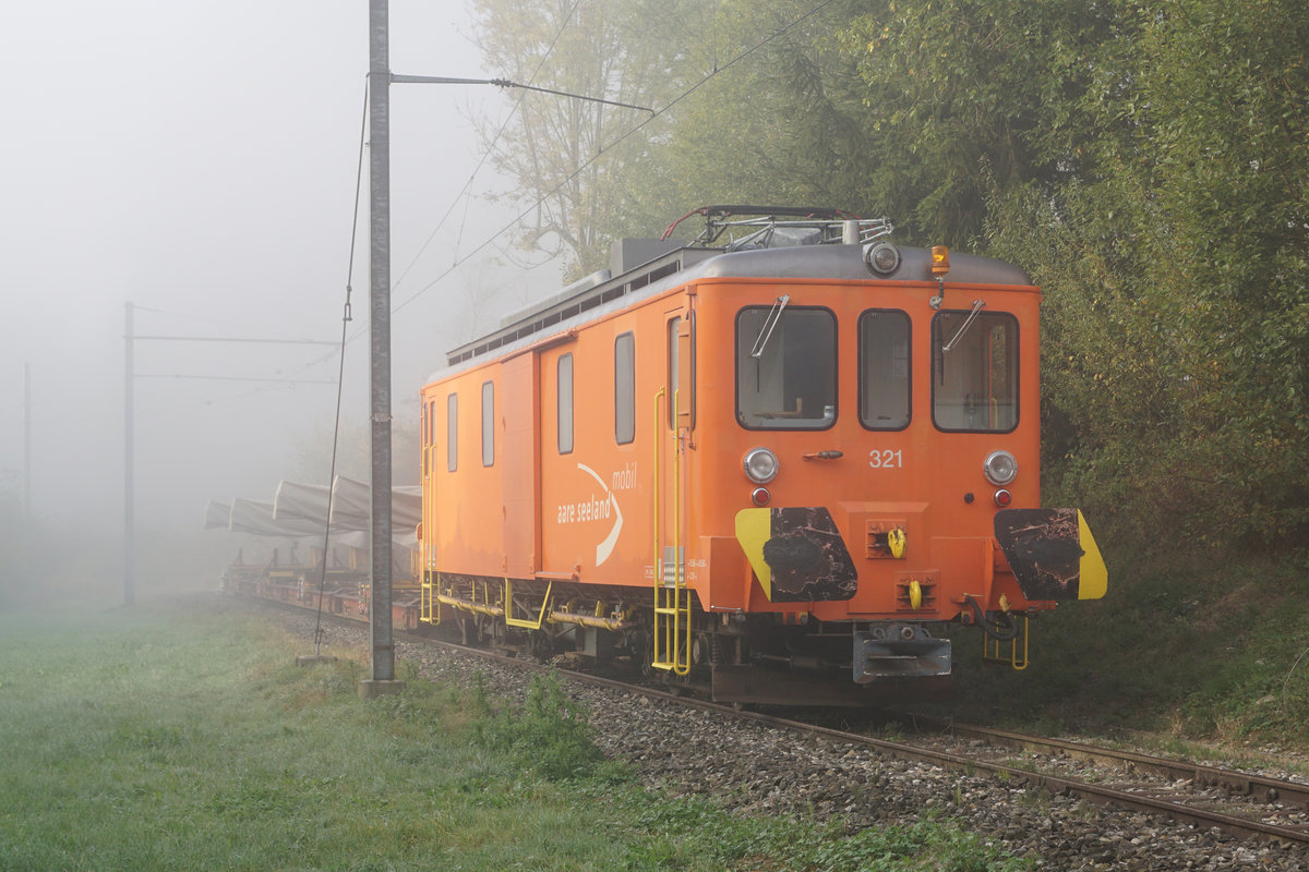 Aare Seeland mobil ASm
Während der Ausführung von Bauarbeiten im Bahnhof Langenthal wurden die in der geschützten Abstellanlage remisierten Fahrzeuge auf andere Standplätze verschoben.
De 4/4 321 in St. Urban Ziegelei am 14. Oktober 2018.
Foto: Walter Ruetsch