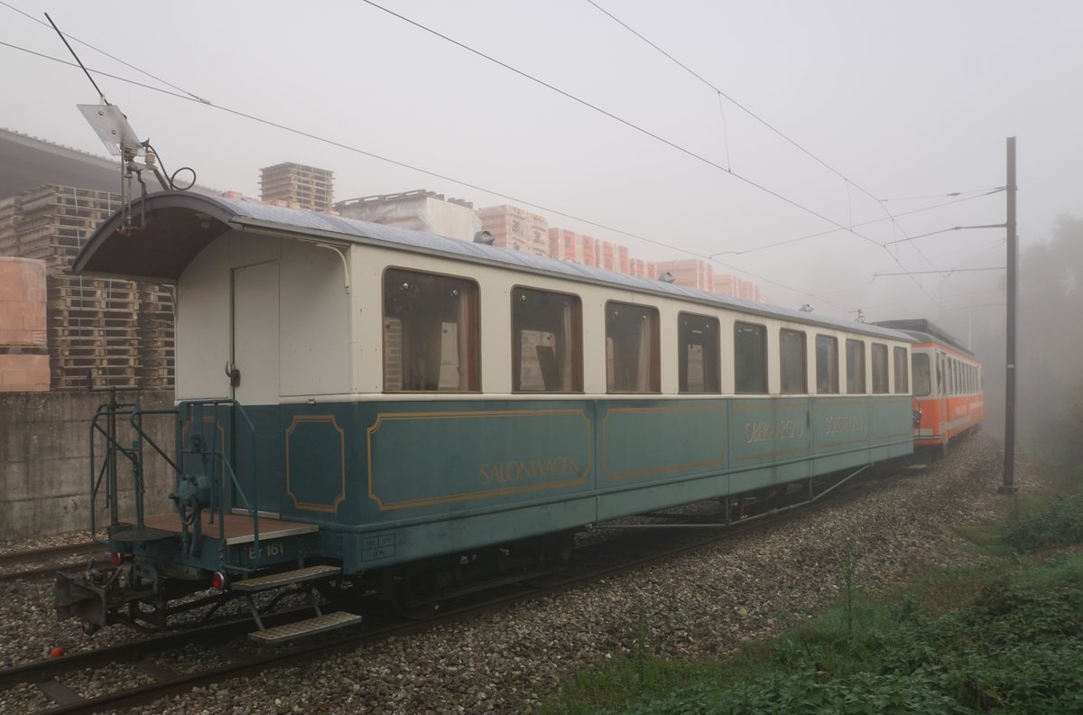 Aare Seeland mobil ASm
Während der Ausführung von Bauarbeiten im Bahnhof Langenthal wurden die in der geschützten Abstellanlage remisierten Fahrzeuge auf andere Standplätze verschoben.
Be 4/4 103 und Br 161 in St. Urban Ziegelei am 14. Oktober 2018.
Foto: Walter Ruetsch