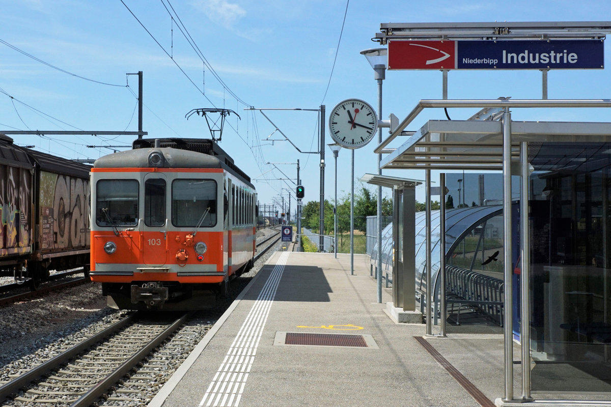 Aare Seeland Mobil/ASm BIPPERLISI.
Die Wichtigkeit der EISERNEN RESERVEN  bei der ASm, die während Monaten oder sogar Jahren  unbeachtet rum standen, bestätigte sich am 20. Juli 2020.  Wegen Arbeiten am Gleis in Oberbipp war die Strecke Solothurn-Niederbipp während mehreren Wochen unterbrochen.  Aus diesem Grunde wurden 2 Be 4/8 und der Be 4/4 104 im ehemaligen SNB-Depot Wiedlisbach stationiert für den Bahnbetrieb Solothurn-Wiedlisbach.  Für die Bedienung der Strecken  Langenthal-Oensingen sowie Langenthal-St. Urban Ziegelei standen 3 Be 4/8,  der ehemalige Pendel der Frauenfeld-Wil-Bahn/FW, bestehend aus dem Be 4/4 14 + Bt 12 sowie der Be 4/4 103 in der Werkstätte Langenthal bereit. Bei der Kollision vom 14. Juli 2020 in Aarwangen   mit einem Lastwagen wurde der Be 4/8 114  so stark beschädigt, dass er ausser Dienst gestellt werden musste.
Am 20. Juli 2020 befanden sich nur noch drei der sechs Be 4/8 in betriebstüchtigem Zustand. Aus diesem Grunde wurden am selben Tag, zur selben Tageszeit auf allen Strecken sämtliche verfügbaren Reserven eingesetzt.
Auf der Zweigstrecke Langenthal-St. Urban Ziegelei verkehrte der ehemalige FW-Pendel und zwischen Solothurn und Wiedlisbach sowie zwischen Langenthal und Oensingen pendelten die betagten Be 4/4 103 und Be 4/4 104 mit Baujahr 1970 als „Solisten“  hin und her. Wegen der Einhaltung der Fahrzeiten sind sie normalerweise nicht einmal mehr als Reserve auf diesen Strecken vorgesehen.
Erstmals auf der neuen Haltestelle Niederbipp Industrie.
Foto: Walter Ruetsch   
