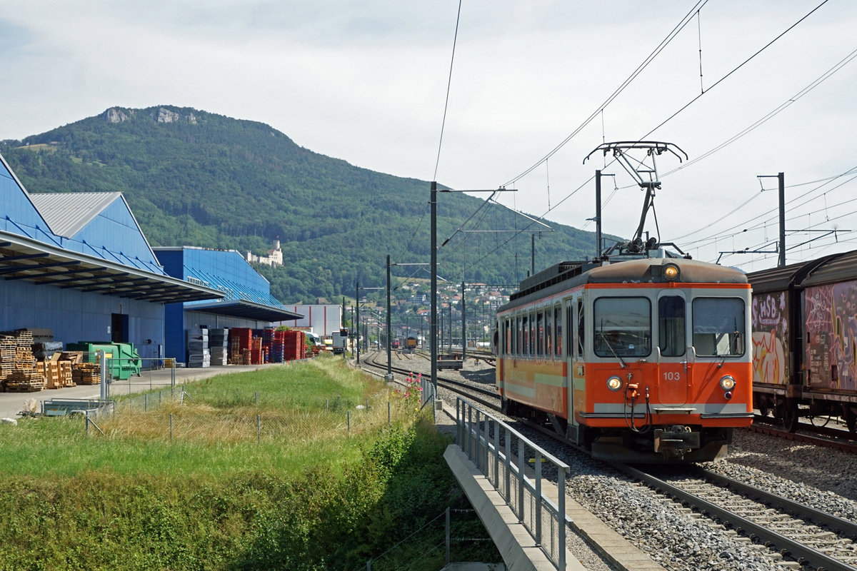 Aare Seeland Mobil/ASm BIPPERLISI.
Die Wichtigkeit der EISERNEN RESERVEN  bei der ASm, die während Monaten oder sogar Jahren  unbeachtet rum standen, bestätigte sich am 20. Juli 2020.  Wegen Arbeiten am Gleis in Oberbipp war die Strecke Solothurn-Niederbipp während mehreren Wochen unterbrochen.  Aus diesem Grunde wurden 2 Be 4/8 und der Be 4/4 104 im ehemaligen SNB-Depot Wiedlisbach stationiert für den Bahnbetrieb Solothurn-Wiedlisbach.  Für die Bedienung der Strecken  Langenthal-Oensingen sowie Langenthal-St. Urban Ziegelei standen 3 Be 4/8,  der ehemalige Pendel der Frauenfeld-Wil-Bahn/FW, bestehend aus dem Be 4/4 14 + Bt 12 sowie der Be 4/4 103 in der Werkstätte Langenthal bereit. Bei der Kollision vom 14. Juli 2020 in Aarwangen   mit einem Lastwagen wurde der Be 4/8 114  so stark beschädigt, dass er ausser Dienst gestellt werden musste.
Am 20. Juli 2020 befanden sich nur noch drei der sechs Be 4/8 in betriebstüchtigem Zustand. Aus diesem Grunde wurden am selben Tag, zur selben Tageszeit auf allen Strecken sämtliche verfügbaren Reserven eingesetzt.
Auf der Zweigstrecke Langenthal-St. Urban Ziegelei verkehrte der ehemalige FW-Pendel und zwischen Solothurn und Wiedlisbach sowie zwischen Langenthal und Oensingen pendelten die betagten Be 4/4 103 und Be 4/4 104 mit Baujahr 1970 als „Solisten“  hin und her. Wegen der Einhaltung der Fahrzeiten sind sie normalerweise nicht einmal mehr als Reserve auf diesen Strecken vorgesehen.
Erstmals auf dem neuen Streckenabschnitt Niederbipp-Oensingen.
Foto: Walter Ruetsch   
