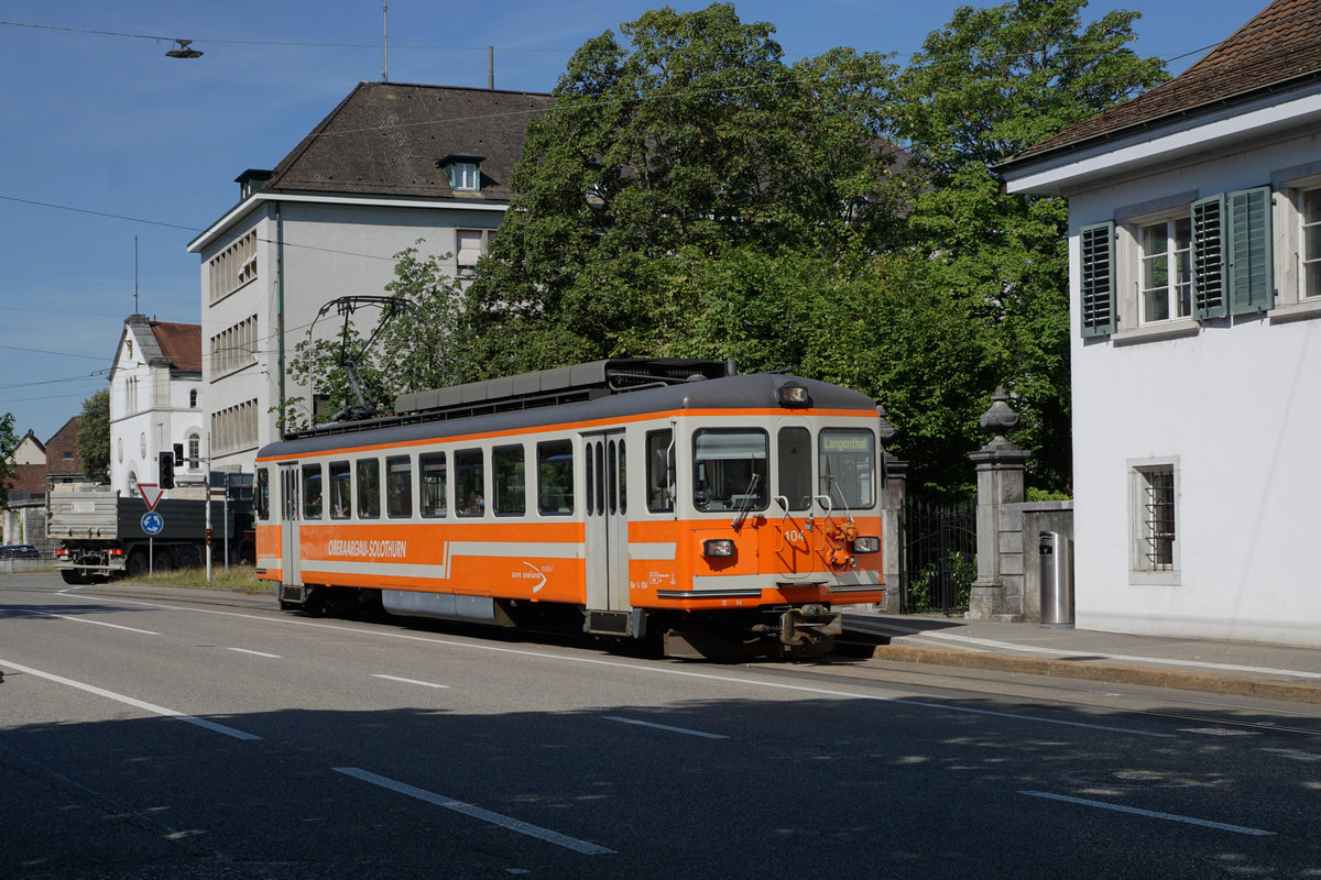 Aare Seeland Mobil/ASm BIPPERLISI.
Die Wichtigkeit der EISERNEN RESERVEN  bei der ASm, die während Monaten oder sogar Jahren  unbeachtet rum standen, bestätigte sich am 20. Juli 2020.  Wegen Arbeiten am Gleis in Oberbipp war die Strecke Solothurn-Niederbipp während mehreren Wochen unterbrochen.  Aus diesem Grunde wurden 2 Be 4/8 und der Be 4/4 104 im ehemaligen SNB-Depot Wiedlisbach stationiert für den Bahnbetrieb Solothurn-Wiedlisbach.  Für die Bedienung der Strecken  Langenthal-Oensingen sowie Langenthal-St. Urban Ziegelei standen 3 Be 4/8,  der ehemalige Pendel der Frauenfeld-Wil-Bahn/FW, bestehend aus dem Be 4/4 14 + Bt 12 sowie der Be 4/4 103 in der Werkstätte Langenthal bereit. Bei der Kollision vom 14. Juli 2020 in Aarwangen   mit einem Lastwagen wurde der Be 4/8 114  so stark beschädigt, dass er ausser Dienst gestellt werden musste.
Am 20. Juli 2020 befanden sich nur noch drei der sechs Be 4/8 in betriebstüchtigem Zustand. Aus diesem Grunde wurden am selben Tag, zur selben Tageszeit auf allen Strecken sämtliche verfügbaren Reserven eingesetzt.
Auf der Zweigstrecke Langenthal-St. Urban Ziegelei verkehrte der ehemalige FW-Pendel und zwischen Solothurn und Wiedlisbach sowie zwischen Langenthal und Oensingen pendelten die betagten Be 4/4 103 und Be 4/4 104 mit Baujahr 1970 als „Solisten“  hin und her. Wegen der Einhaltung der Fahrzeiten sind sie normalerweise nicht einmal mehr als Reserve auf diesen Strecken vorgesehen.
Be 4/4 104 in Solothurn Baseltor wie in alten Zeiten.
Foto: Walter Ruetsch