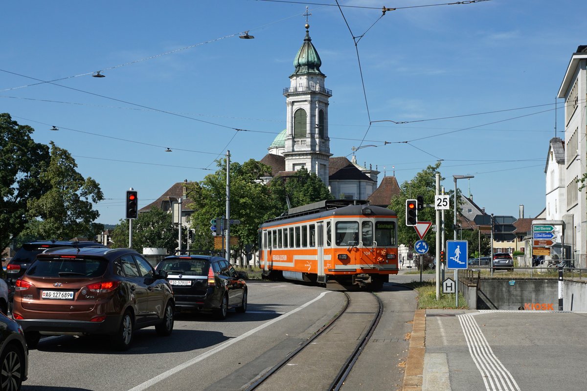 Aare Seeland Mobil/ASm BIPPERLISI.
Die Wichtigkeit der EISERNEN RESERVEN  bei der ASm, die während Monaten oder sogar Jahren  unbeachtet rum standen, bestätigte sich am 20. Juli 2020.  Wegen Arbeiten am Gleis in Oberbipp war die Strecke Solothurn-Niederbipp während mehreren Wochen unterbrochen.  Aus diesem Grunde wurden 2 Be 4/8 und der Be 4/4 104 im ehemaligen SNB-Depot Wiedlisbach stationiert für den Bahnbetrieb Solothurn-Wiedlisbach.  Für die Bedienung der Strecken  Langenthal-Oensingen sowie Langenthal-St. Urban Ziegelei standen 3 Be 4/8,  der ehemalige Pendel der Frauenfeld-Wil-Bahn/FW, bestehend aus dem Be 4/4 14 + Bt 12 sowie der Be 4/4 103 in der Werkstätte Langenthal bereit. Bei der Kollision vom 14. Juli 2020 in Aarwangen   mit einem Lastwagen wurde der Be 4/8 114  so stark beschädigt, dass er ausser Dienst gestellt werden musste.
Am 20. Juli 2020 befanden sich nur noch drei der sechs Be 4/8 in betriebstüchtigem Zustand. Aus diesem Grunde wurden am selben Tag, zur selben Tageszeit auf allen Strecken sämtliche verfügbaren Reserven eingesetzt.
Auf der Zweigstrecke Langenthal-St. Urban Ziegelei verkehrte der ehemalige FW-Pendel und zwischen Solothurn und Wiedlisbach sowie zwischen Langenthal und Oensingen pendelten die betagten Be 4/4 103 und Be 4/4 104 mit Baujahr 1970 als „Solisten“  hin und her. Wegen der Einhaltung der Fahrzeiten sind sie normalerweise nicht einmal mehr als Reserve auf diesen Strecken vorgesehen.
Be 4/4 104 in Solothurn Baseltor wie in alten Zeiten.
Foto: Walter Ruetsch   
