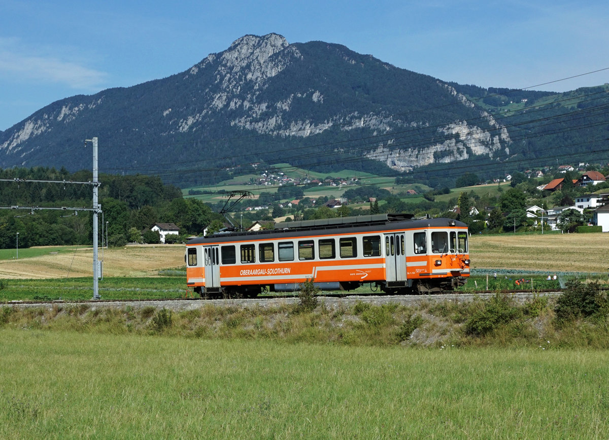 Aare Seeland Mobil/ASm BIPPERLISI.
Die Wichtigkeit der EISERNEN RESERVEN  bei der ASm, die während Monaten oder sogar Jahren  unbeachtet rum standen, bestätigte sich am 20. Juli 2020.  Wegen Arbeiten am Gleis in Oberbipp war die Strecke Solothurn-Niederbipp während mehreren Wochen unterbrochen.  Aus diesem Grunde wurden 2 Be 4/8 und der Be 4/4 104 im ehemaligen SNB-Depot Wiedlisbach stationiert für den Bahnbetrieb Solothurn-Wiedlisbach.  Für die Bedienung der Strecken  Langenthal-Oensingen sowie Langenthal-St. Urban Ziegelei standen 3 Be 4/8,  der ehemalige Pendel der Frauenfeld-Wil-Bahn/FW, bestehend aus dem Be 4/4 14 + Bt 12 sowie der Be 4/4 103 in der Werkstätte Langenthal bereit. Bei der Kollision vom 14. Juli 2020 in Aarwangen   mit einem Lastwagen wurde der Be 4/8 114  so stark beschädigt, dass er ausser Dienst gestellt werden musste.
Am 20. Juli 2020 befanden sich nur noch drei der sechs Be 4/8 in betriebstüchtigem Zustand. Aus diesem Grunde wurden am selben Tag, zur selben Tageszeit auf allen Strecken sämtliche verfügbaren Reserven eingesetzt.
Auf der Zweigstrecke Langenthal-St. Urban Ziegelei verkehrte der ehemalige FW-Pendel und zwischen Solothurn und Wiedlisbach sowie zwischen Langenthal und Oensingen pendelten die betagten Be 4/4 103 und Be 4/4 104 mit Baujahr 1970 als „Solisten“  hin und her. Wegen der Einhaltung der Fahrzeiten sind sie normalerweise nicht einmal mehr als Reserve auf diesen Strecken vorgesehen.
Be 4/4 104 bei Attiswil wie in alten Zeiten.
Foto: Walter Ruetsch   
