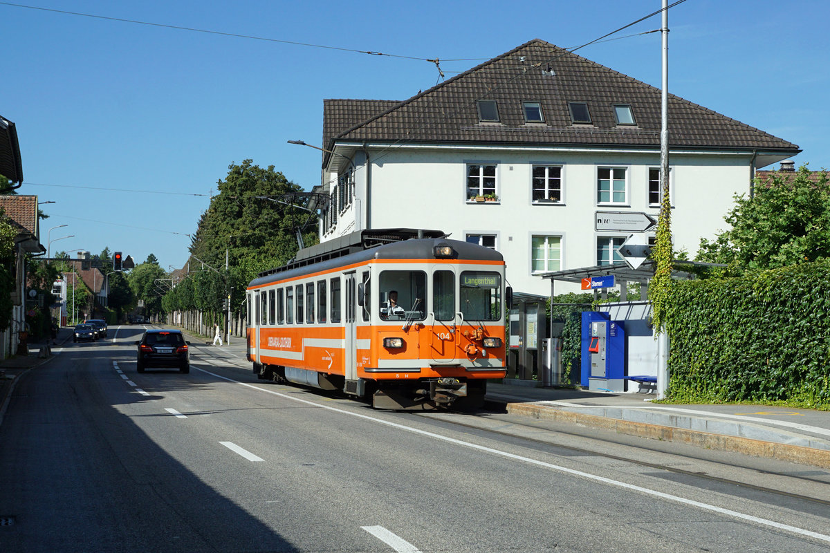 Aare Seeland Mobil/ASm BIPPERLISI.
Die Wichtigkeit der EISERNEN RESERVEN  bei der ASm, die während Monaten oder sogar Jahren  unbeachtet rum standen, bestätigte sich am 20. Juli 2020.  Wegen Arbeiten am Gleis in Oberbipp war die Strecke Solothurn-Niederbipp während mehreren Wochen unterbrochen.  Aus diesem Grunde wurden 2 Be 4/8 und der Be 4/4 104 im ehemaligen SNB-Depot Wiedlisbach stationiert für den Bahnbetrieb Solothurn-Wiedlisbach.  Für die Bedienung der Strecken  Langenthal-Oensingen sowie Langenthal-St. Urban Ziegelei standen 3 Be 4/8,  der ehemalige Pendel der Frauenfeld-Wil-Bahn/FW, bestehend aus dem Be 4/4 14 + Bt 12 sowie der Be 4/4 103 in der Werkstätte Langenthal bereit. Bei der Kollision vom 14. Juli 2020 in Aarwangen   mit einem Lastwagen wurde der Be 4/8 114  so stark beschädigt, dass er ausser Dienst gestellt werden musste.
Am 20. Juli 2020 befanden sich nur noch drei der sechs Be 4/8 in betriebstüchtigem Zustand. Aus diesem Grunde wurden am selben Tag, zur selben Tageszeit auf allen Strecken sämtliche verfügbaren Reserven eingesetzt.
Auf der Zweigstrecke Langenthal-St. Urban Ziegelei verkehrte der ehemalige FW-Pendel und zwischen Solothurn und Wiedlisbach sowie zwischen Langenthal und Oensingen pendelten die betagten Be 4/4 103 und Be 4/4 104 mit Baujahr 1970 als „Solisten“  hin und her. Wegen der Einhaltung der Fahrzeiten sind sie normalerweise nicht einmal mehr als Reserve auf diesen Strecken vorgesehen.
Be 4/4 104 in Solothurn Sternen wie in alten Zeiten.
Foto: Walter Ruetsch   
