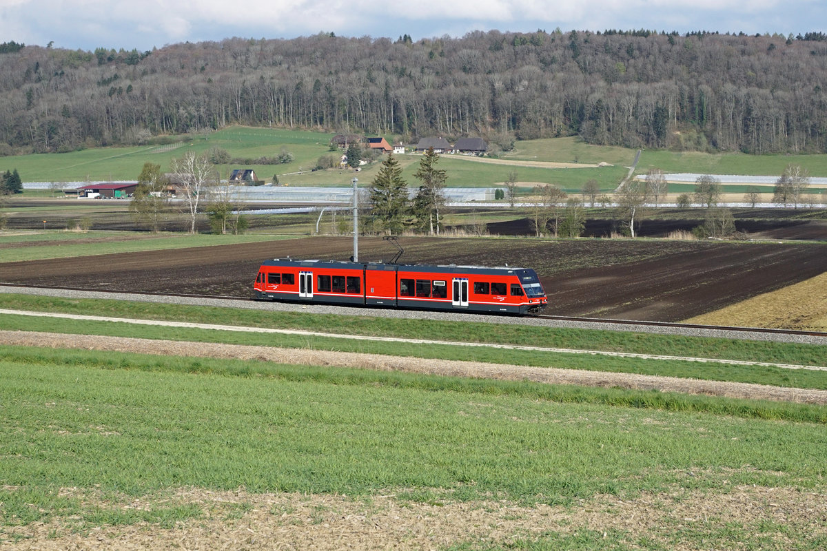 Aare Seeland mobil/ASm.
Be 2/6 im Seeland zwischen Siselen und Brüttelen unterwegs am 15. April 2021.
Foto: Walter Ruetsch
