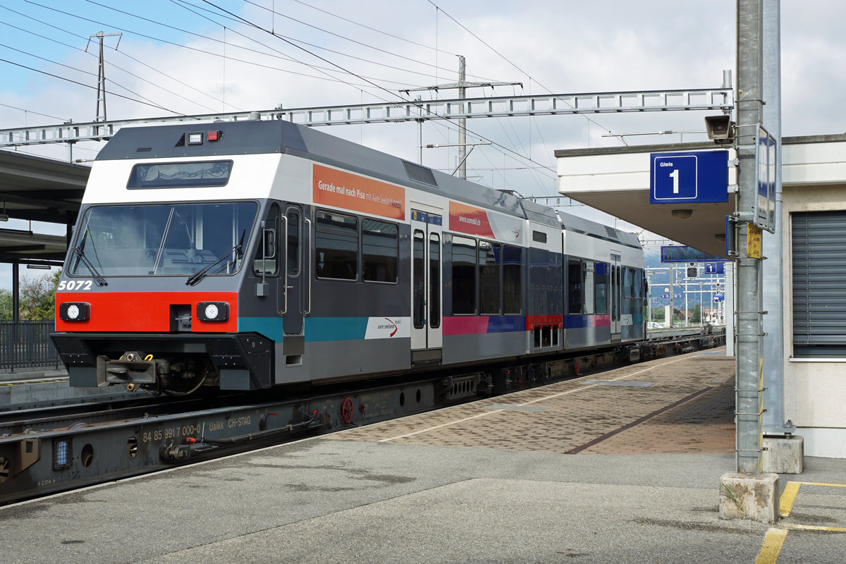 Aare Seeland Mobil/ASm/BTI.
Gleis 1 Bahnhof Ins.
Am 21. August 2019 wurde der ASm GTW Be 2/6 5072, ehemals BTI, mit der Eea 93 für die bevorstehende Aufarbeitung von Ins nach Erlen überführt.
Foto: Walter Ruetsch 