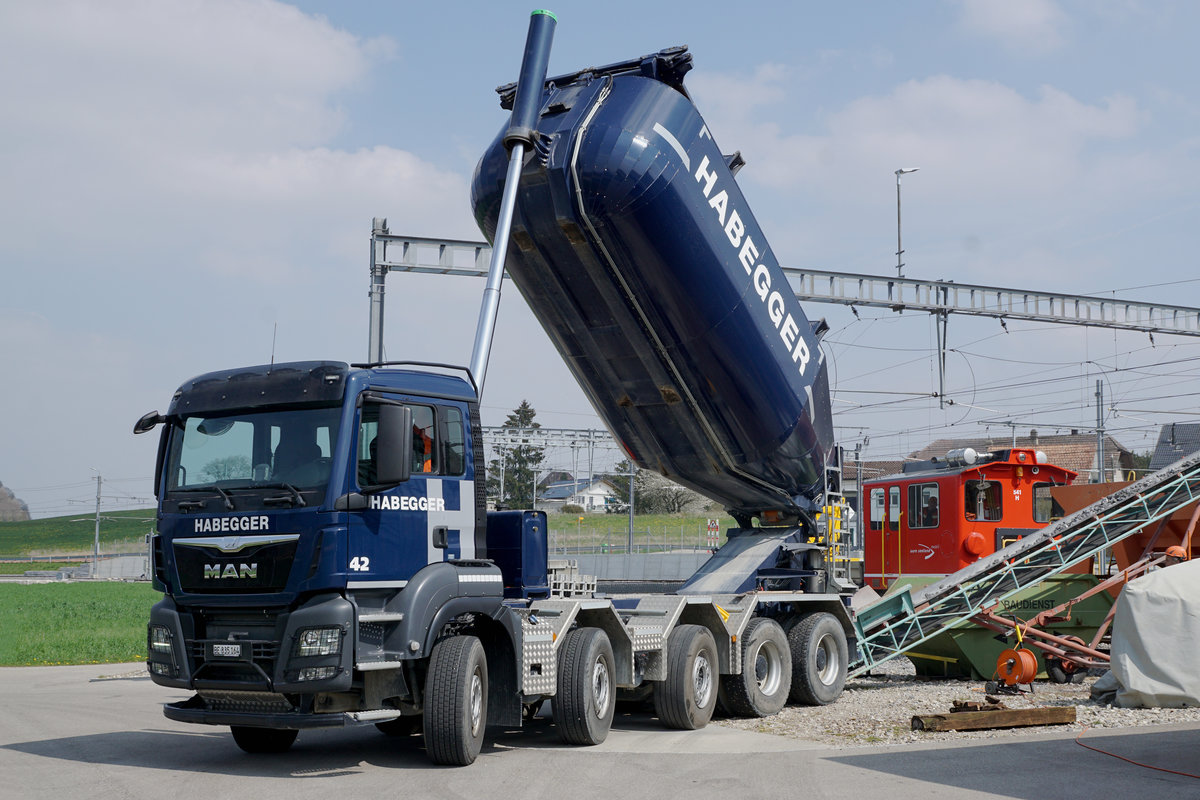 Aare Seeland mobil/ASm/BTI.
Schotterverlad vom 12. April 2019 in Siselen.
Im Seeland werden die Schotterzüge mit dem Tm 2/2 541 und dem Fad 596 geführt.
Besondere Beachtung gilt dem neuen den Triebzügen angepasste neue rote ASm-Anstrich.
Foto: Walter Ruetsch 