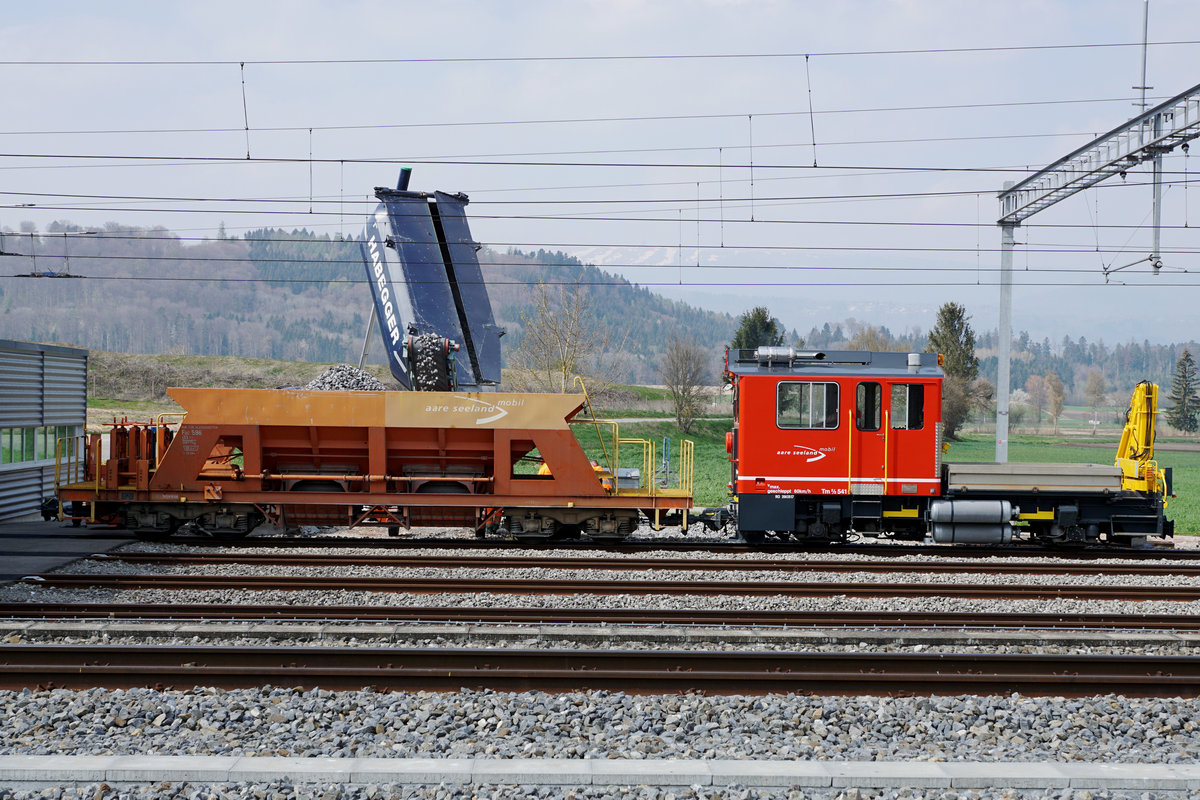Aare Seeland mobil/ASm/BTI.
Schotterverlad vom 12. April 2019 in Siselen.
Im Seeland werden die Schotterzüge mit dem Tm 2/2 541 und dem Fad 596 geführt.
Besondere Beachtung gilt dem neuen den Triebzügen angepasste neue rote ASm-Anstrich.
Foto: Walter Ruetsch 