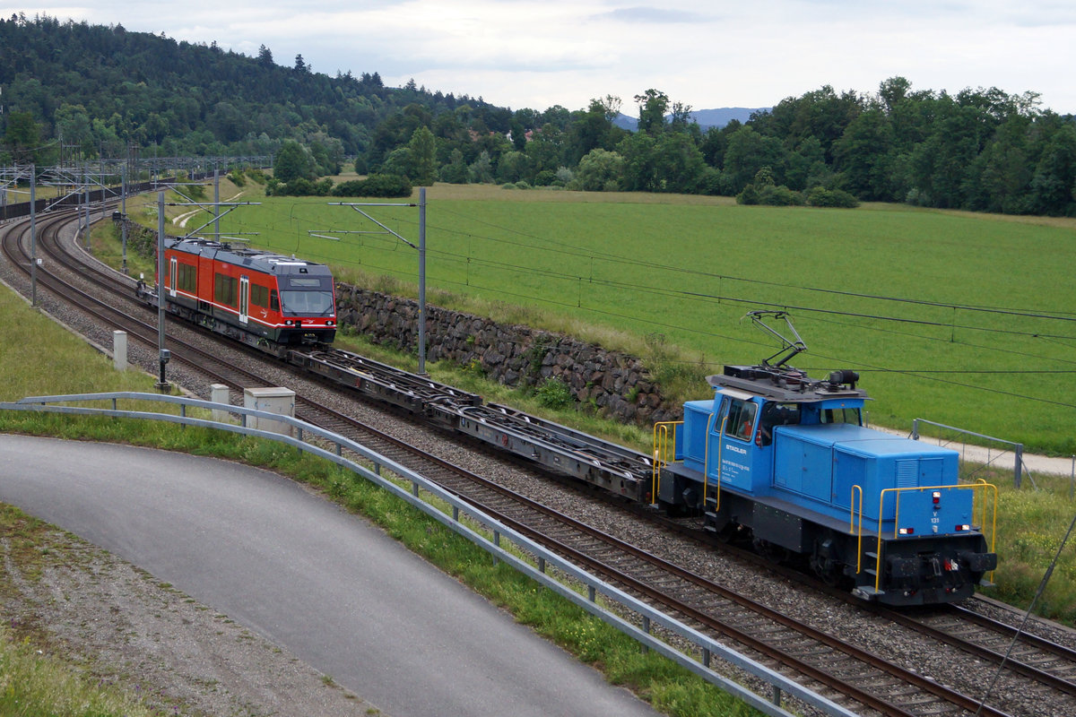 AARE SEELAND mobil/ASm/BTI.
Überführung Refit ASm GTW Be 2/6 504 mit Stadler Eea 936 131 von Bussnang nach Ins.
Die nicht alltägliche Fuhre bei Roggwil am 8. Juni 2020.
Foto: Walter Ruetsch 