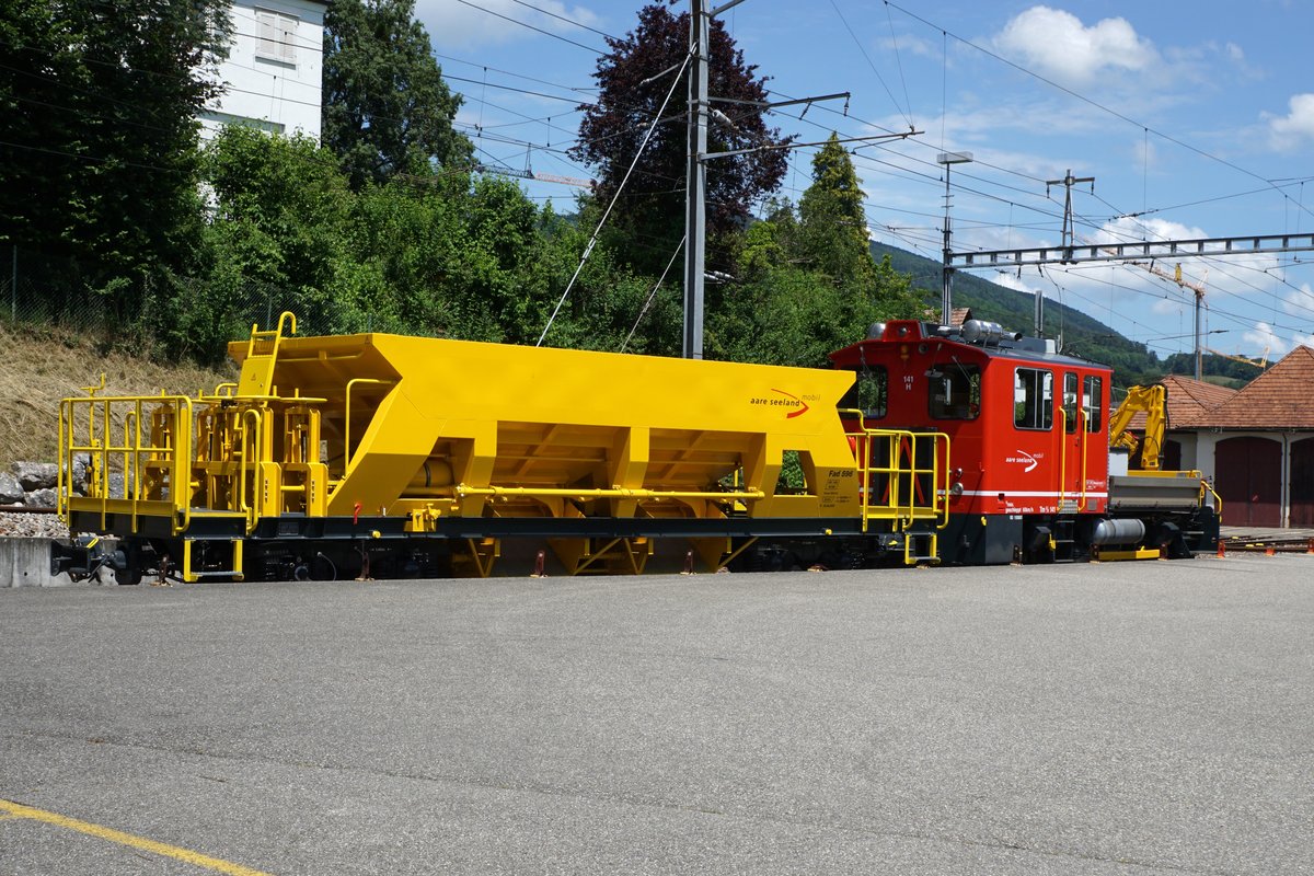 AARE SEELAND mobil/ASm.
EINST UND JETZT.
Das Erscheinungsbild des Schotterzuges.
Tm 2/2 141 mit dem Schotterwagen Fad 596 in Wiedlisbach am 13. Juni 2020.
Foto: Walter Ruetsch
