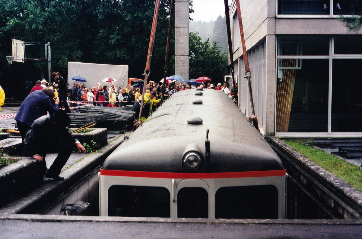 Aare Seeland mobil/ASm.
Eisenbahn-Amateur-Klub (SEA) Rüttenen.
Von den ursprünglichen neun Steuerwagen hat nur der von der SZB stammende ehemalige BTI Bt 152 überlebt.
Da er vom Depot Langenthal nie dem Betrieb übergeben wurde, gelangte er als Geschenk an den Solothurner Eisenbahn-Amateur-Klub (SEA) Rüttenen, wo er in einem Schacht neben dem Klublokal als Restaurant genutzt wird. Am 19. September 2002 erfolgte der Transport auf der Strasse von Langenthal nach Rüttenen. Am Vortag wurde er auf meinen Wunsch mit der Ge 4/4 126 anstatt mit einem Be 4/4 von Wiedlisbach nach Langenthal überführt, was zu einer einmaligen Zugskomposition führte.  
Nach der Inbetriebnahme der neuen STAR Triebzüge Be 4/8 110 – 115 wurden die acht  Steuerwagen bei der Zimmerli Recycling AG  Aarwangen verschrottet.
Nach harter Millimeterarbeit des Kranführers erfolgte die Aufgleisung im Schacht neben dem Klublokal. 
Foto: Walter Ruetsch
