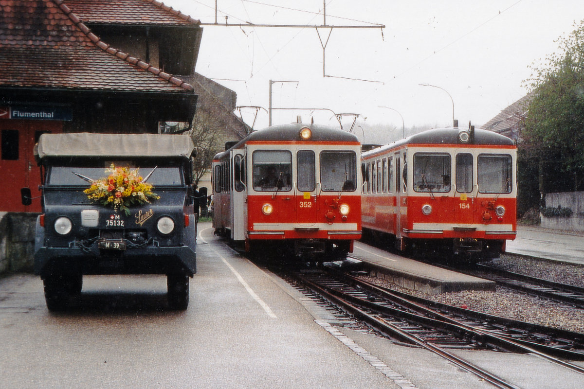 Aare Seeland mobil/ASm.
Im Jahre 2005 fanden auf der Station Flumenthal noch Zugskreuzungen statt.
An einem regnerischen Juli-Tag mit den Bt 102 und Bt 352 sowie einem historischen Armeefahrzeug der Marke Saurer M 4.
Foto: Walter Ruetsch