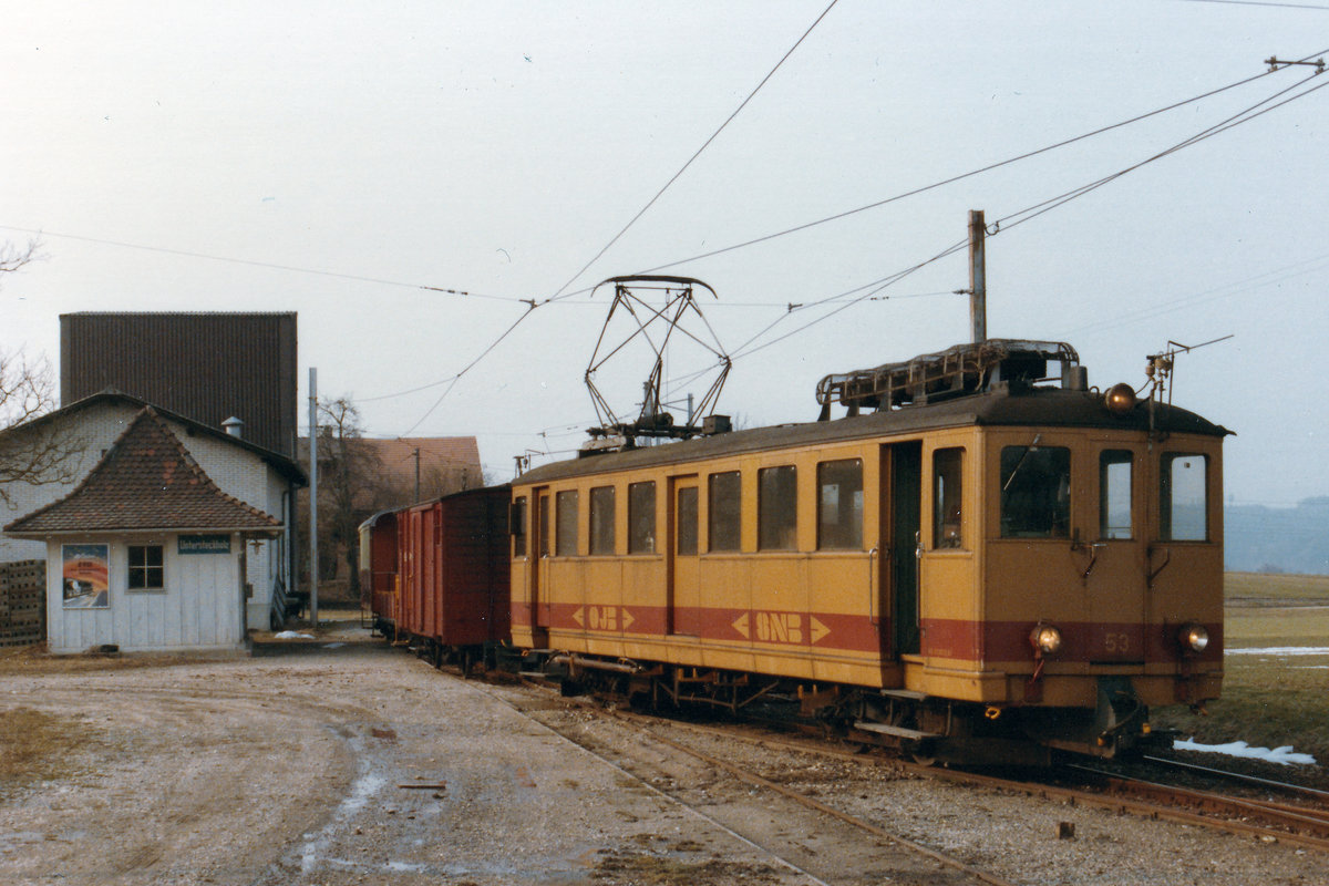 Aare Seeland Mobil/ASm/OJB.
Erinnererung an den ehemaligen Streckenabschnitt Langenthal-Melchnau.
Gütertriebwagen De 4/4 53 auf der Station Untersteckholz in den 80er Jahren.
Foto: Walter Ruetsch 