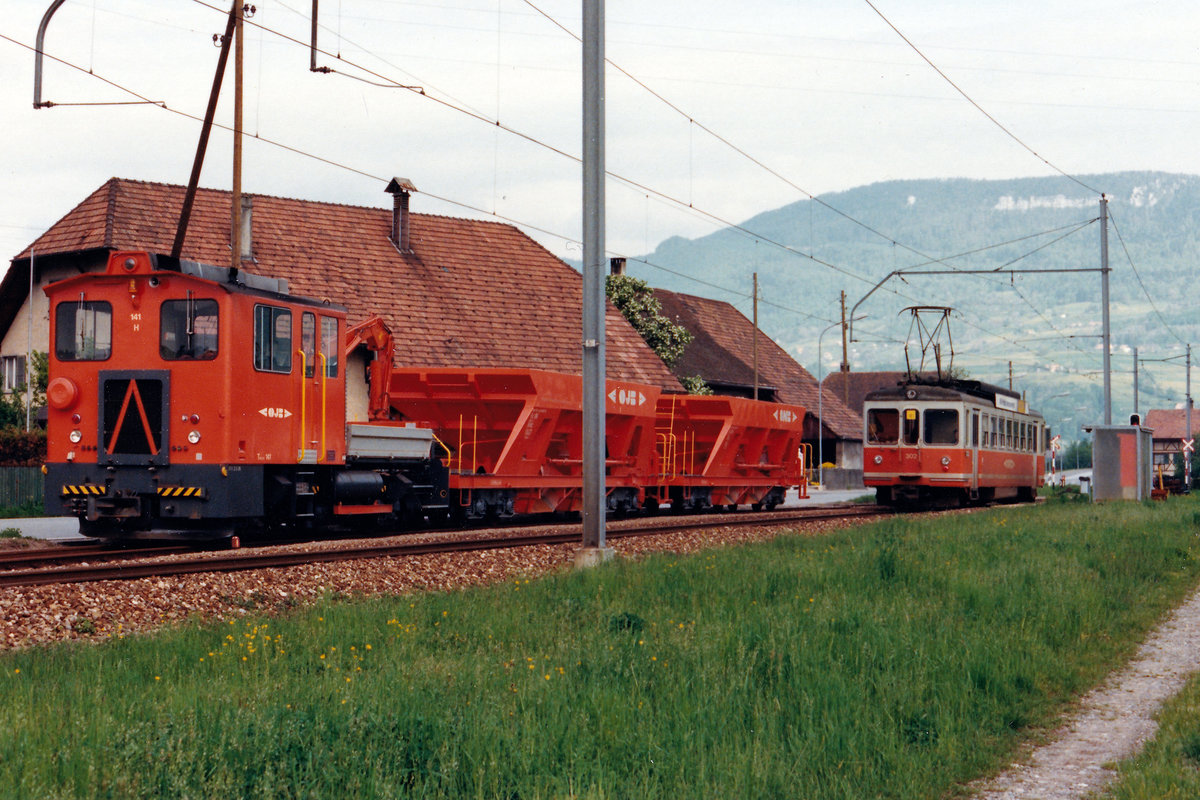 AARE SEELAND mobil/ASm/OJB/SNB.
EINST UND JETZT.
Das Erscheinungsbild des Schotterzuges.
Tm 141 mit den Schotterwagen Fad 196 und 396 auf der damaligen Kreuzungsstation Holzhäusern im Mai 1987.
Im Hintergrund erkennbar ist der Be 4/4 302.
Foto: Walter Ruetsch