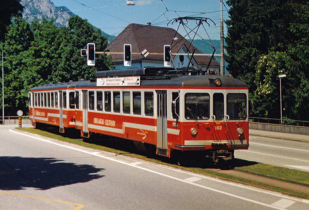 Aare Seeland mobil/ASm.
Regionalzug Langenthal-Solothurn HB mit dem Be 4/4 102 bei Solothurn Baselthor im Juli 2005.
Noch immer geniesst der ehemalige ASm Be 4/4 102 bzw. ex OJB Be 4/4 82 sein zweites Leben hoch in den Bergen bei der BLM als Be 4/4 31 LISI. 
Foto: Walter Ruetsch