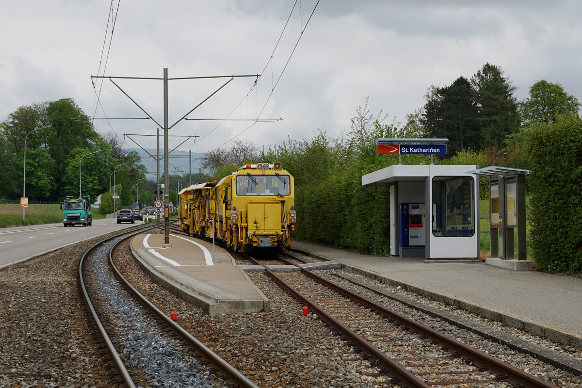Aare Seeland mobil/ASm.
Seltener Gast auf der Haltestelle St. Katharinen am 30. April 2019.
Fotostandort Bahnübergang, Bildausschnitt Fotoshop.
Foto: Walter Ruetsch