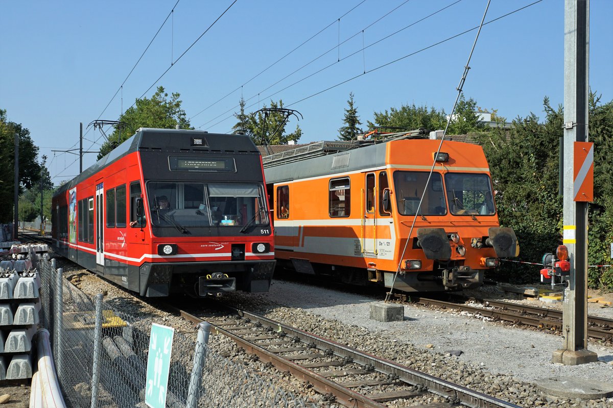 Aare Seeland mobil/ASm.
Vom 18.9.2020 22:15h bis 04.10.2020 finden zwischen Langenthal und Aarwangen Bauarbeiten statt. Die Regionalzüge Langenthal-Aarwangen und Langenthal-Industrie Nord werden mit Bahnersatzbussen geführt und sämtliche Güter werden während dieser Zeit auf der Strasse befördert.
Am 18. September 2020 kam es bei Langenthal kurze Zeit vor der Einstellung der Bahn zur Begegnung zwischen dem Ersatzpendel aus dem Seeland, Be 2/6 511 GTW, ehemals MVR, und dem Gütertriebwagen De 4/4 121.
Foto: Walter Ruetsch    






 