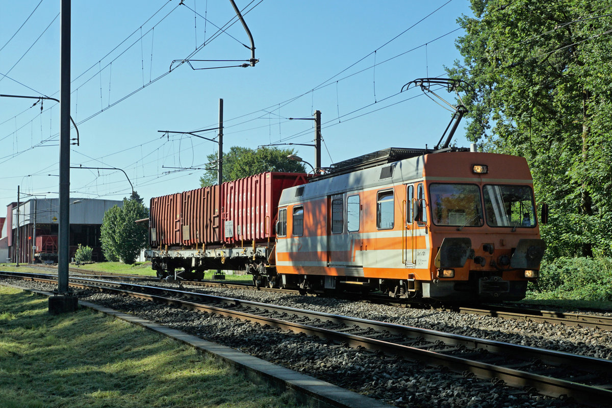 Aare Seeland mobil.
Die Aare Seeland mobil/ASm sowie die Transports de la région Morges-Bière-Cossonay/MBC sind noch die einzigen Schmalspurbahnen der Schweiz die mehreren Güterkunden Normalspurwagen per Rollbock zustellen. Im Raum Langenthal steht der De 4/4 121 mit Baujahr 1987 täglich im Einsatz für die Zu- und Abfuhren bei vier Firmen.
KEBAG-Zug in Langenthal am 6. August 2020.
Foto: Walter Ruetsch