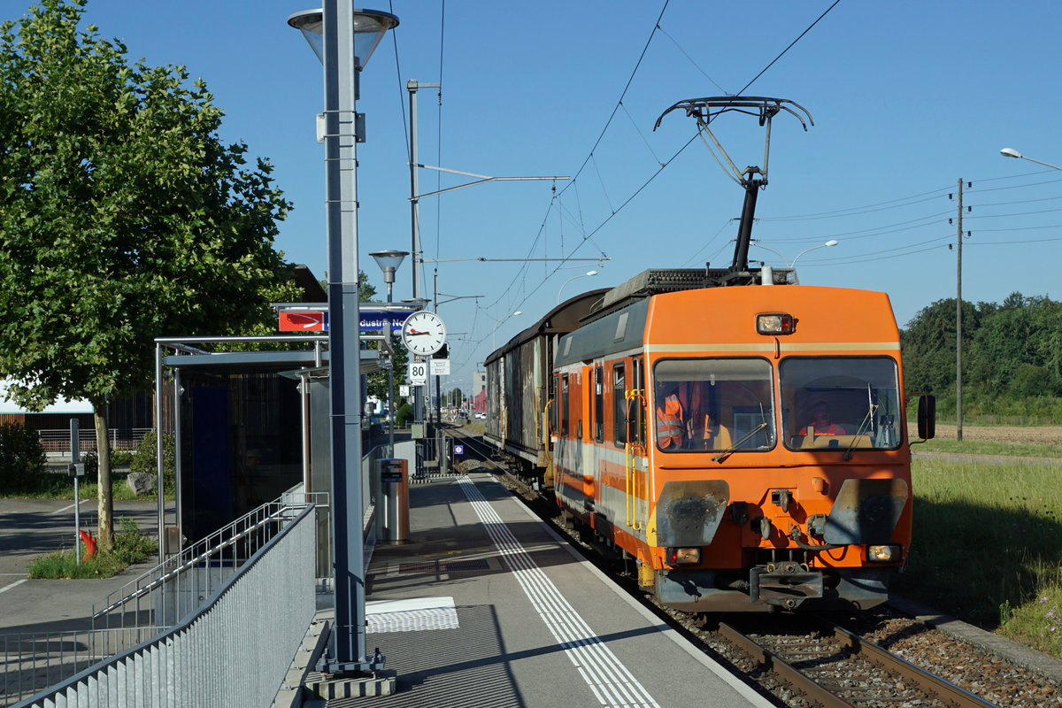 Aare Seeland mobil.
Die Aare Seeland mobil/ASm sowie die Transports de la région Morges-Bière-Cossonay/MBC sind noch die einzigen Schmalspurbahnen der Schweiz die mehreren Güterkunden Normalspurwagen per Rollbock zustellen. Im Raum Langenthal steht der De 4/4 121 mit Baujahr 1987 täglich im Einsatz für die Zu- und Abfuhren bei vier Firmen.
Coop-Lebensmittelzug beim Passieren der Haltestelle Industrie Langenthal am 6. August 2020.
Foto: Walter Ruetsch