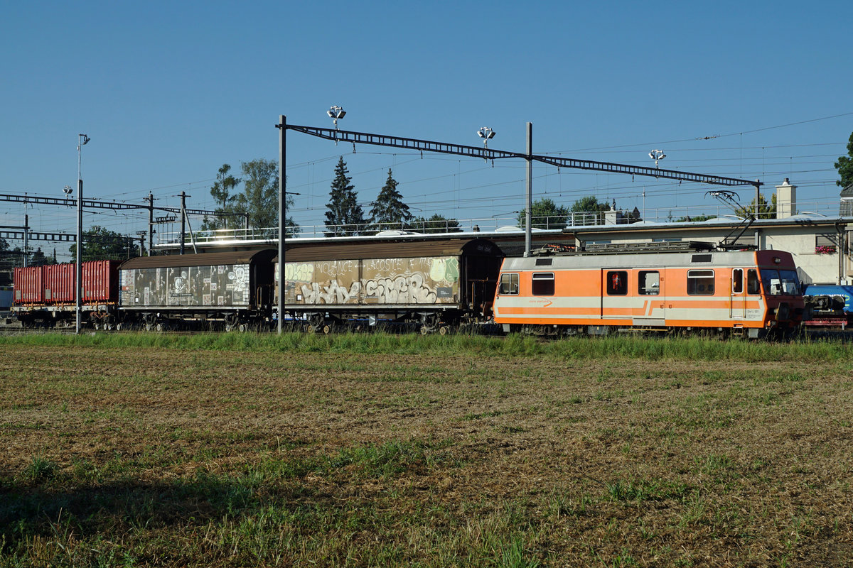 Aare Seeland mobil.
Die Aare Seeland mobil/ASm sowie die Transports de la région Morges-Bière-Cossonay/MBC sind noch die einzigen Schmalspurbahnen der Schweiz die mehreren Güterkunden Normalspurwagen per Rollbock zustellen. Im Raum Langenthal steht der De 4/4 121 mit Baujahr 1987 täglich im Einsatz für die Zu- und Abfuhren bei vier Firmen.
Rollbockanlage Langenthal am 6. August 2020.
Foto: Walter Ruetsch