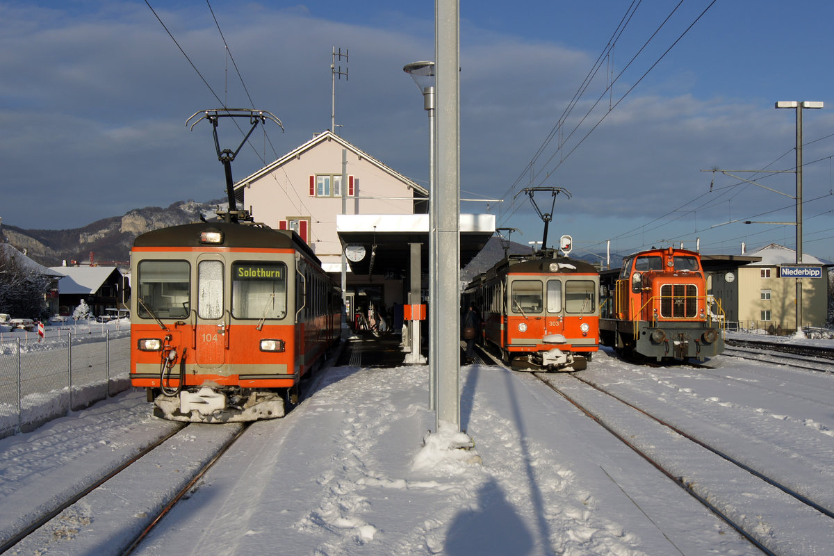 Aare Seeland mobil.
ERINNERUNGEN AN DAS ALTE BIPPERLISI.
Grosser Bahnhof Niederbipp am 18. Dezember 2010 mit Be 4/4 104 nach Langenthal, Be 4/4 303  SOLOTHURN  + Be 4/4 103 nach Langenthal sowie der Güterzug nach Oberbipp mit der Em 326 am 18. Dezember 2010.
Foto: Walter Ruetsch