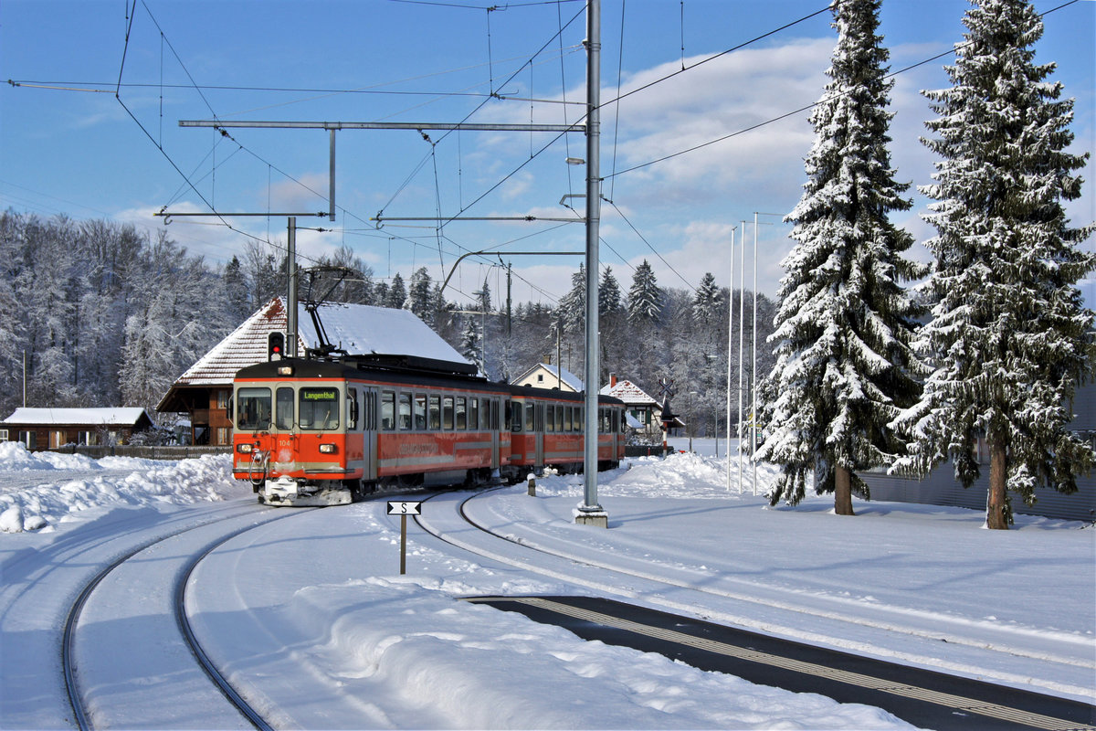 Aare Seeland mobil.
ERINNERUNGEN AN DAS ALTE BIPPERLISI.
Der Zug Solothurn-Langenthal mit dem Be 4/4 104 in Bannwil am 18. Dezember 2010.
Foto: Walter Ruetsch