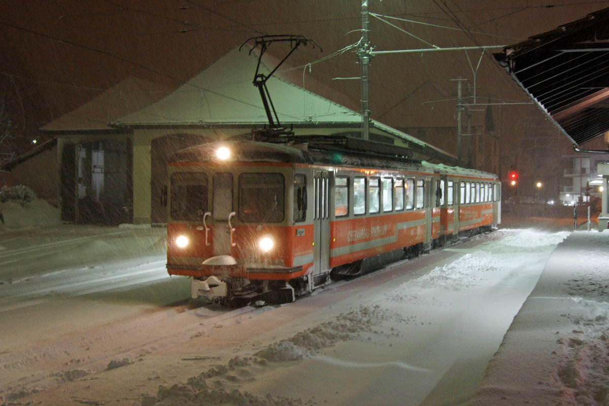 Aare Seeland mobil.
ERINNERUNGEN AN DAS ALTE BIPPERLISI.
Infolge starken Schneefällen wurde am frühen Morgen des 17. Dezember 2010 die Zugskreuzung mit dem Schneepflug nach Wiedlisbach verlegt.
Der Zug Langenthal-Solothurn mit dem Be 4/4 101 beim Kreuzungshalt.
Foto: Walter Ruetsch
