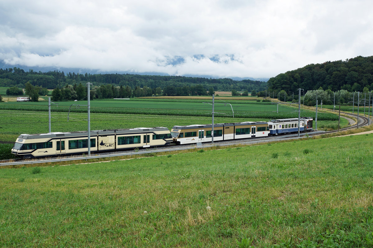 Aare Seeland mobil.
Montreux Vevey Riviera.
Noch warten die ehemaligen MVR-Triebzüge Be 2/6 7002 und Be 2/6 7003 in Siselen auf den Umbau bei der Firma Stadler Rail. Die Schlechtwetteraufnahme entstand am 6. Juli 2018. 
Foto: Walter Ruetsch