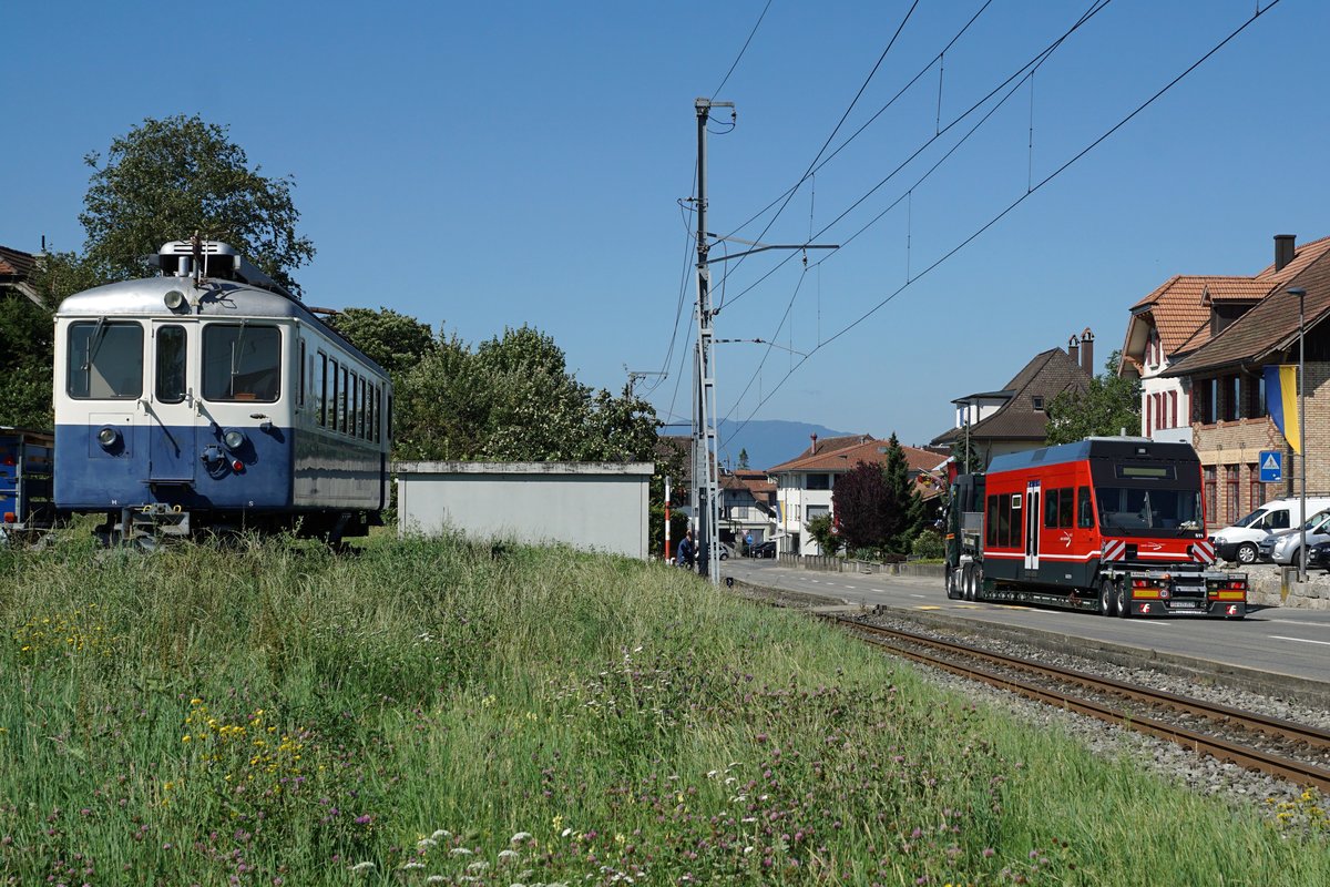 Aare Seeland mobil.
VOM SEELAND IN DEN OBERAARGAU.
Am 5. August 2020 wurde der GTW Be 2/6 511, ehemals Montreux Vevey Riviera/MVR mit zwei Schwertransporter von Täuffelen nach Langenthal überführt zwecks Unterstützung der ASm-Flotte Langenthal. Er wird auf der Strecke Langenthal-St. Urban zum Einsatz kommen.
Von den ASm–Fahrgästen werden Niederflurwagen mit Klimaanlage sehr geschätzt und der über 50-jährige Reservetriebwagen Be 4/4 103, der während der Rollmaterialknappheit einen Super Job gemacht hat, kann dadurch geschont werden.
Die nicht alltäglichen Impressionen wurden bei herrlichem Sommerwetter zwischen Täuffelen und Ins eingefangen, wo es sogar noch zu einer letzten Begegnung mit der Ankerstube BRe 4/4 516 kam.