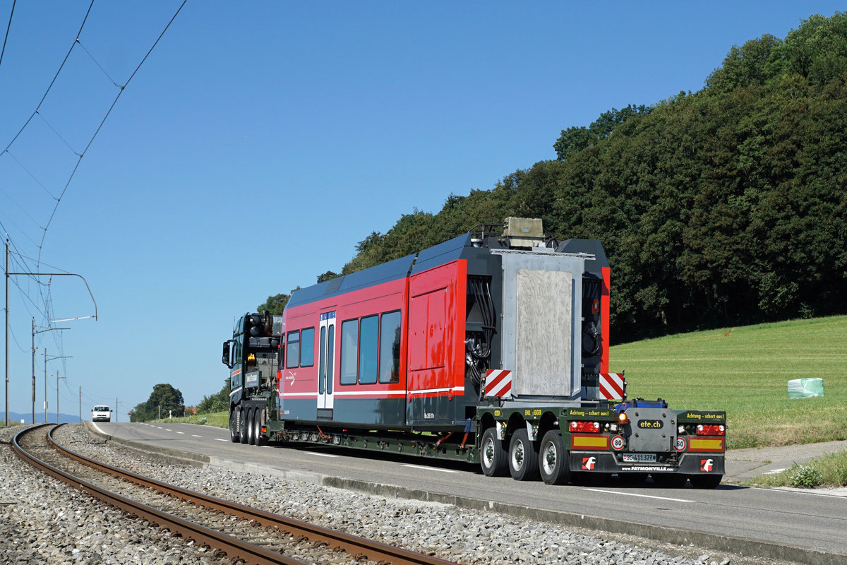 Aare Seeland mobil.
VOM SEELAND IN DEN OBERAARGAU.
Am 5. August 2020 wurde der GTW Be 2/6 511, ehemals Montreux Vevey Riviera/MVR mit zwei Schwertransporter von Täuffelen nach Langenthal überführt zwecks Unterstützung der ASm-Flotte Langenthal. Er wird auf der Strecke Langenthal-St. Urban zum Einsatz kommen.
Von den ASm–Fahrgästen werden Niederflurwagen mit Klimaanlage sehr geschätzt und der über 50-jährige Reservetriebwagen Be 4/4 103, der während der Rollmaterialknappheit einen Super Job gemacht hat, kann dadurch geschont werden.
Die nicht alltäglichen Impressionen wurden bei herrlichem Sommerwetter zwischen Täuffelen und Ins eingefangen, wo es sogar noch zu einer letzten Begegnung mit der Ankerstube BRe 4/4 516 kam.