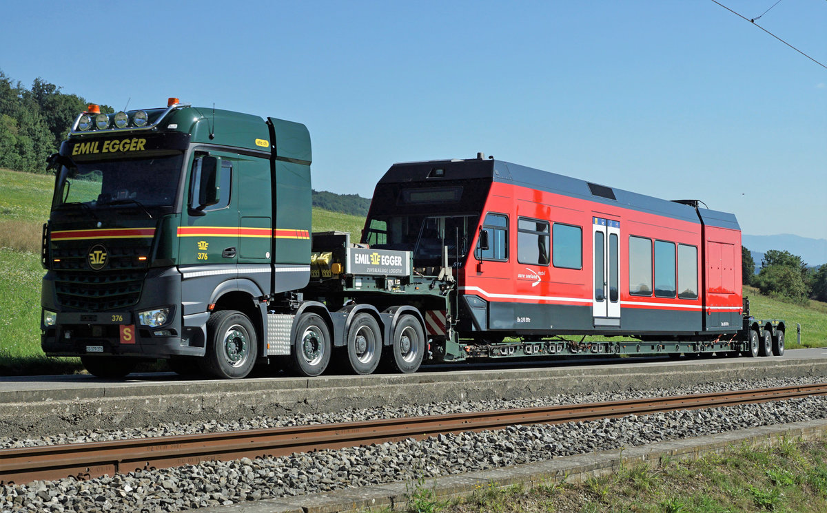 Aare Seeland mobil.
VOM SEELAND IN DEN OBERAARGAU.
Am 5. August 2020 wurde der GTW Be 2/6 511, ehemals Montreux Vevey Riviera/MVR mit zwei Schwertransporter von Täuffelen nach Langenthal überführt zwecks Unterstützung der ASm-Flotte Langenthal. Er wird auf der Strecke Langenthal-St. Urban zum Einsatz kommen.
Von den ASm–Fahrgästen werden Niederflurwagen mit Klimaanlage sehr geschätzt und der über 50-jährige Reservetriebwagen Be 4/4 103, der während der Rollmaterialknappheit einen Super Job gemacht hat, kann dadurch geschont werden.
Die nicht alltäglichen Impressionen wurden bei herrlichem Sommerwetter zwischen Täuffelen und Ins eingefangen, wo es sogar noch zu einer letzten Begegnung mit der Ankerstube BRe 4/4 516 kam.
