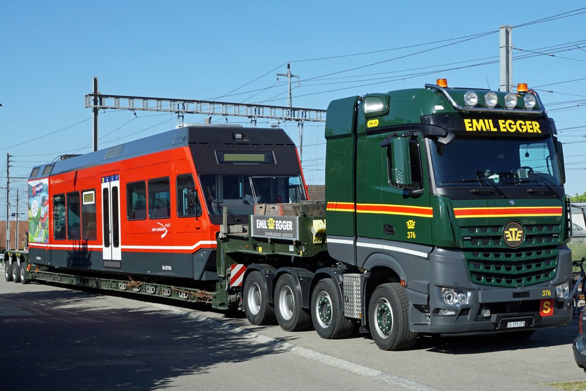 Aare Seeland mobil.
VOM SEELAND IN DEN OBERAARGAU.
Am 5. August 2020 wurde der GTW Be 2/6 511, ehemals Montreux Vevey Riviera/MVR mit zwei Schwertransporter von Täuffelen nach Langenthal überführt zwecks Unterstützung der ASm-Flotte Langenthal. Er wird auf der Strecke Langenthal-St. Urban zum Einsatz kommen.
Von den ASm–Fahrgästen werden Niederflurwagen mit Klimaanlage sehr geschätzt und der über 50-jährige Reservetriebwagen Be 4/4 103, der während der Rollmaterialknappheit einen Super Job gemacht hat, kann dadurch geschont werden.
Die nicht alltäglichen Impressionen wurden bei herrlichem Sommerwetter zwischen Täuffelen und Ins eingefangen, wo es sogar noch zu einer letzten Begegnung mit der Ankerstube BRe 4/4 516 kam.
