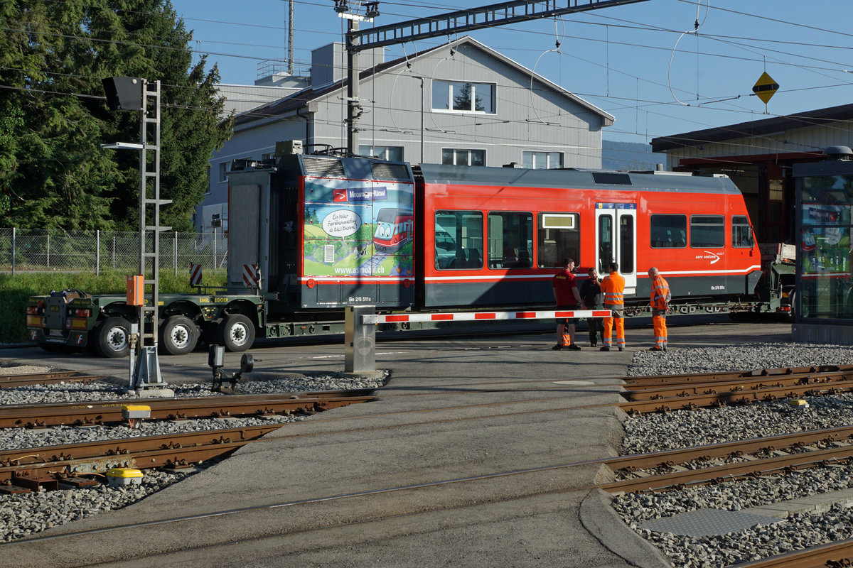 Aare Seeland mobil.
VOM SEELAND IN DEN OBERAARGAU.
Am 5. August 2020 wurde der GTW Be 2/6 511, ehemals Montreux Vevey Riviera/MVR mit zwei Schwertransporter von Täuffelen nach Langenthal überführt zwecks Unterstützung der ASm-Flotte Langenthal. Er wird auf der Strecke Langenthal-St. Urban zum Einsatz kommen.
Von den ASm–Fahrgästen werden Niederflurwagen mit Klimaanlage sehr geschätzt und der über 50-jährige Reservetriebwagen Be 4/4 103, der während der Rollmaterialknappheit einen Super Job gemacht hat, kann dadurch geschont werden.
Die nicht alltäglichen Impressionen wurden bei herrlichem Sommerwetter zwischen Täuffelen und Ins eingefangen, wo es sogar noch zu einer letzten Begegnung mit der Ankerstube BRe 4/4 516 kam.
